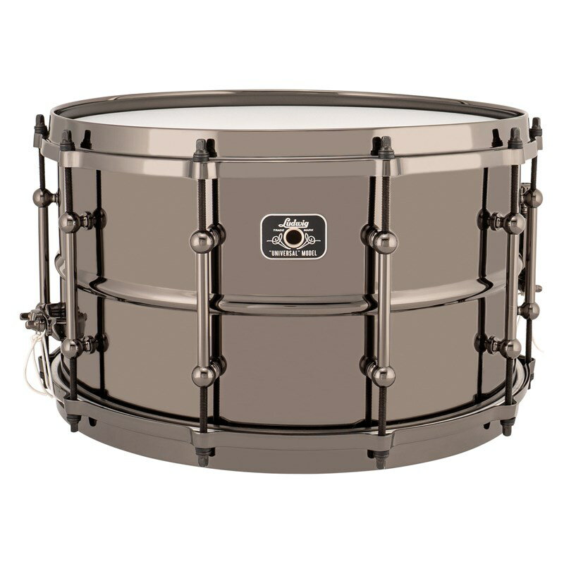 ＜Universal Series Metal Snare Drum＞2021年に惜しまれつつ廃番となった Black Magicシリーズの後継機種が新シリーズとして復活。また、名器 Black Beautyの芳醇なサウンドを継承し、よりお求めやすいモデルも同時発売となります。サイズにも趣向を凝らすことで幅広いジャンルに対応できるラインアップとなっております。lack-to-Black Brass＞オールブラック・ニッケル仕上げの精悍なデザインにダイキャストフープを搭載した音量重視モデル。＜スペック＞サイズ：14×8シェル：ブラスシェル 1.0mm（ブラックニッケル仕上げ）ラグ：ヘビーデューティ・チューブラグ（ブラックニッケル仕上げ）フープ：ダイキャスト（ブラックニッケル仕上げ）テンション数：10ストレイナー/バット：P88I/P35（ブラックニッケル仕上げ）スナッピー：オリジナルワイヤー20 本イケベカテゴリ_ドラム_スネア_Ludwig_新品 JAN:0648023173365 登録日:2023/10/30 スネア スネアドラム ラディック