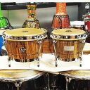 【世界200台限定生産！Latin Percussion (LP)社60周年記念モデルのボンゴが店頭入荷！】ラテン・パーカッション（LP）は60年にわたり、ミッドセンチュリー・ラテン・ジャズの伝説的なアーティストや音楽にインスパイアされた高品質パーカッション楽器を作り出してきました。ニューヨークの多くのプレイヤーたちが、自分たちが好むキューバ産ドラムを思うように手に入れることができなかった時代、LPの創設者マーティン・コーエンが彼らと協力して彼らの仕様に合わせた楽器を開発し、LPが誕生しました。LP60コレクションは、ラテン音楽の未来を切り拓いたオリジナルLP楽器とアーティストに敬意を表し、音楽コミュニティとの永続的な絆を築きます。これらの記念楽器は、グラスファイバー製のボンゴやコンガ、底がロールアウトされたスチール製のティンバレス、そしてアフーシェやジャム・ブロックのようなLPオリジナルの新しいアレンジなど、ヴィンテージの特徴を備えています。LP60コレクションを手に入れて、世界中のリズムの鼓動を駆り立てるインスピレーション、情熱、文化に火をつけてください。[60TH ANNIVERSARY DANDY BONGOS]ジョン・ダンディ・ロドリゲスは、LPの原点において重要な役割を果たしたアイコンです。1960年代初頭、「ラテンの王様」ティト・プエンテと共に演奏していたダンディは、LPの創始者であるマーティン・コーエンとラテン・コミュニティとのつながりを育み、設立間もないLP社を軌道に乗せる手助けをしました。ブランド60周年記念の一環としてLPはこの生ける伝説に敬意を表し、1970年代にLPが製造したゼブラ・ボンゴを彷彿とさせる限定ゼブラ・ウッド・ボンゴを発売しました。LPはDW社の誇る「木と心が通じ合える人」であるジョン・グッド氏と協力し、このダンディ・ボンゴを作るために特別なゼブラウッドを調達しました。単板のステイブ・シェルに7-1/4 と9 のヘッドとクロームメッキされた伝統的なハードウェア。世界限定200台のみ生産される貴重なモデルで、各セットにダンディのサインとシリアルナンバーは入っております。LP201A-JR60 ZEBRA DANDY BONGOSサイズ：7 1/4＆ 9シェル：単板ゼブラウッド・ステイヴハードウェア：クロームメッキ・ラグ&キューバン・スタイルのボトム付属品：チューニングレンチイケベカテゴリ_パーカッション_ボンゴ_LP_新品 JAN:0647139650517 登録日:2024/04/22 ボンゴ パーカッション エルピー ラテンパーカッション