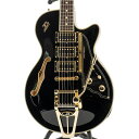 Black Beauty !!!!!!!Duesenberg　Starplayer TV Customドイツの名門デューセンバーグの絶対的フラッグシップモデル Starplayer TVをベースに、ヴィンテージ・フィルタートロンを思わせるような艶やかな高音をもつオリジナル・ピックアップDuesenberg D-Tronを3基を搭載し、サウンドメイクの自由度も格段に広がる1本です。漆黒のボディにゴールドプレートのハードウェアが映える至高の1本、まさにスタープレイヤー・シリーズ最高峰と呼ぶに相応しいゴージャスなルックスを持つ逸品です！※画像はサンプルです。製品の特性上、杢目、色合いは一本一本異なります。◆Body: Arched Spruce Top/Arched Maple Back and Sutain Center Block◆Neck: American Hardrock Maple◆Fingerboard: Rosewood◆Pickup: 3x Duesenberg D-Tron Humbucker◆Control: Master Volume， Tri-Tone [※1] and 3way P.U. Selector Switch [※2]◆Bridge: Tune-O-Matic◆Tremolo: Duesenberg Diamond Deluxe Tremola◆Hardware: Gold-plate[※1] Tri-Tone について当モデルのTri-Toneコントロールはフロント＆リアPUのトーンコントロールと、センターピックアップのヴォリュームコントロール機能を併せ持っています。センタークリックになっており、・センターから反時計回り→フロント、リアのトーン・センターから時計回り→ミドルピックアップのボリュームとなっております。[※2] 3way P.U. Selector Switch について当モデルは3ピックアップ構造ですが3WAYピックアップセレクターはフロント＆リアの切替となっており、センターPUに関しては上記Tri-Toneでミックスしていく形となります。3wayピックアップセレクターの配線は以下の通りです。・フロントポジション→フロントP.U.のみ・センターポジション→フロントP.U.+リアP.U.のミックストーン・リアポジション→リアP.U.のみ ハードケース付属イケベカテゴリ_ギター_エレキギター_Duesenberg_新品 JAN:4518830154290 登録日:2024/01/24 エレキギター デューセンバーグ デューセン