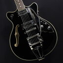 Duesenberg Starplayer TV Fullertonセミホロウ構造のボディにP-90タイプのシングルコイルとオリジナル・ハムバッカーをセレクトしたアーチトップです。ボディサイズはレスポールをひとまわり大きくした位のフィットしやすいスタイルが特徴です。クリアで滑らかなトーンを引き出すメイプル材を用いたサイド＆バックに、豊かでアコースティカルなトーンを持ち味としたスプルース材をトップに採用し、ワイドレンジで太さを持ったサウンドに、独特の切れ味、コシのあるソリッド感を持ち合わせたスタイルが他には無いCOOLなサウンドを実現しています。リアピックアップにはハムバッカーを搭載し、パワーがありエッジの効いたサウンドを、フロントピックアップのP-90スタイルのピックアップは太くも切れが良い、クリアでコシのあるサウンドを再生し、アグレッシブなリフ、コードプレイ、カッティング、ソロプレイ等々、多様なプレイにおいて実に対応能力に優れ、そのうえでヴィンテージテイストも感じる個性を持ったサウンドを提供してくれます。ビグスビースタイルのトレモロユニットは、微妙なヴィブラートはもちろん、独特のテンション感が特徴で、また、ルックスのイメージもレトロ感が漂います。更に、全てのデューセンバーグギター＆ベースはドイツのもう一つの独創的な製品−「Plek」フレット・ドレッシング・マシーンによる処理を受けており、完璧なフレット高や形状が保証されています。それぞれのネックにあわせ、100分の1ミリ単位のコンピューター処理によりフレットをカット。Plekシステムは弦のビビりを除去し、あなたの楽器に良いフィーリングと音を与えます。単純に雰囲気だけではなく、楽器としてのポテンシャルに実力を見せる一本です！※製品の特性上、杢目、色合いは一本一本異なります。Body: Laminated Spruce Top/Laminated Maple Back，SidesNeck: 1-piece Maple，D ShapeFingerboard: Indian Rosewood， radius 305 mm / 12Neck PU: Duesenberg Domino P-90Bridge PU: Duesenberg Grand Vintage HumbuckerControl: 1 Volume， 1 Tone， 3-way Pickup SelectorBridge: Duesenberg steel saddle bridgeTremolo: Duesenberg Deluxe TremolaStrings Gauge: 010-013-017-028-042-050ハードケース付属イケベカテゴリ_ギター_エレキギター_Duesenberg_新品 JAN:0737713516572 登録日:2024/01/14 エレキギター デューセンバーグ デューセン