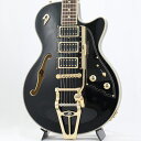 Black Beauty !!!!!!! Duesenberg　Starplayer TV Custom ドイツの名門デューセンバーグの絶対的フラッグシップモデル Starplayer TVをベースに、ヴィンテージ・フィルタートロンを思わせるような艶やかな高音をもつオリジナル・ピックアップDuesenberg D-Tronを3基を搭載し、サウンドメイクの自由度も格段に広がる1本です。漆黒のボディにゴールドプレートのハードウェアが映える至高の1本、まさにスタープレイヤー・シリーズ最高峰と呼ぶに相応しいゴージャスなルックスを持つ逸品です！※画像はサンプルです。製品の特性上、杢目、色合いは一本一本異なります。◆Body: Arched Spruce Top/Arched Maple Back and Sutain Center Block◆Neck: American Hardrock Maple◆Fingerboard: Rosewood◆Pickup: 3x Duesenberg D-Tron Humbucker◆Control: Master Volume， Tri-Tone [※1] and 3way P.U. Selector Switch [※2]◆Bridge: Tune-O-Matic◆Tremolo: Duesenberg Diamond Deluxe Tremola◆Hardware: Gold-plate [※1] Tri-Tone について 当モデルのTri-Toneコントロールはフロント＆リアPUのトーンコントロールと、センターピックアップのヴォリュームコントロール機能を併せ持っています。 センタークリックになっており、・センターから反時計回り→フロント、リアのトーン・センターから時計回り→ミドルピックアップのボリュームとなっております。[※2] 3way P.U. Selector Switch について 当モデルは3ピックアップ構造ですが3WAYピックアップセレクターはフロント＆リアの切替となっており、センターPUに関しては上記Tri-Toneでミックスしていく形となります。 3wayピックアップセレクターの配線は以下の通りです。・フロントポジション→フロントP.U.のみ・センターポジション→フロントP.U.+リアP.U.のミックストーン・リアポジション→リアP.U.のみ ＊MADE IN GERMANY ハードケース付属イケベカテゴリ_ギター_エレキギター_Duesenberg_新品 JAN:4518830154290 登録日:2021/02/22 エレキギター デューセンバーグ デューセン