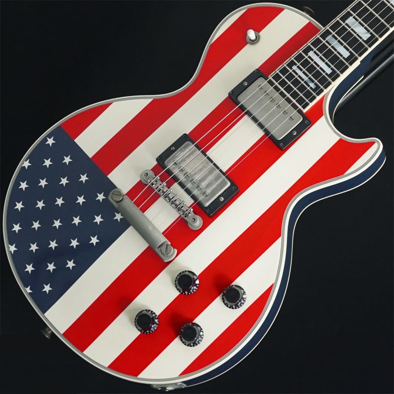 古くからトップブランドとして君臨するギブソン。数量限定にて販売されていたLes Paul Custom Stars & Stripes。現在、中古市場でも希少な逸品が奇跡的に入荷致しました！こちらは2002年製造のLes Paul Custom Stars & Stripes。ド派手なフィニッシュのメイプルトップ/マホガニーバックのボディにマホガニーネックをディープ・ジョイントにてセット。指板には黒々としたエボニーが用いられております。ピックアップには'57 Classicがセレクトされ、ジューシーなローミッドにカリッと乾いたハイが心地よい極上のサウンドを出力します。インパクトあるルックスとトラッドなトーンを持った唯一無二の逸品です！当個体状態と致しましては、多少の打ちキズやスリキズ、パーツのくすみや経年によるバインディングに沿った塗装のクラックが生じておりますが、年式を考慮すると良好なコンディションが保たれているといえるでしょう。フレットも凹みなく7割程度の高さを残し、ネックコンディションや電装系含め演奏面での支障はございません。Stars & Stripes、中古販売に携わり10年ほどとなりますが、カタログ上にて存在を知っていたものの実機は今回初めて目に致しました。次回入荷はなかなかに望めないことでしょう、ぜひともこの機会にご検討ください！2002年製オリジナル・ハードケース＆認定証付属フロント・ボリュームポット交換ストラップ・ピン交換（ダンロップ・ロックタイプ / ストラップ側ロック用パーツ欠品）Weight≒4.56kgBody.....Curved Maple Top， Mahogany BackNeck.....Mahogany， RoundedFingerboard.....Ebony， 22FScale.....24-3/4Bridge.....ABR-1 & Stopbar TailpieceHardware.....NickelPickups.....'57 ClassicControls.....2Volume， 2Tone， 3way Toggle SWイケベカテゴリ_ギター_エレキギター_Gibson_Custom Shop_ユーズド JAN:2500010153294 登録日:2023/10/07 エレキギター ギブソン カスタムショップ