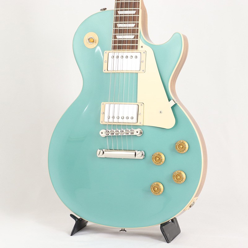 Gibson Les Paul Standard 50s Custom Color SeriesCustom Color Seriesは、1960年代のギブソンのクラシカルなカスタムカラーと、近年のリミテッドランに採用された人気カラーからインスピレーションを得て誕生したモデルであり、ギブソンファンの皆様に、エキサイティングなカラーのレスポール・スタンダードをお届けします。ギブソンの定番モデル「レスポール・スタンダード」が入荷！コチラは、プレーンメイプルトップ、マホガニーバックを採用したクラシックな50'sルックスモデルです。ウエイトリリーフを施さないソリッドボディを採用、ネックシェイプは程よいグリップ感のある50s Vintageを採用しています。キャビティはトラディショナルモデルと同様に、基盤を使わず配線されており、コンデンサーはオレンジドロップが使われております。サウンドの要であるピックアップには、バーストバッカー1&バーストバッカー2を搭載。野太いクリーントーンはもちろん、歪ませても無骨でありながらもバランスの良いドライブサウンドを奏でてくれます。ギブソン王道のロックサウンドを求めるギタリストには是非ともオススメの1本です。是非この機会をお見逃しなく！Weight≒4.22kgBodyMaterial: MahoganyTop: Plain MapleWeight Relief: NoneNeckNeck: MahoganyProfile: 50s VintageNut width: 1.695 / 43.05mmFingerboard: Indian RosewoodScale length :24.75 / 628.65mmNumber of frets: 22Nut: Graph TechInlay: Acrylic TrapezoidsHardwareBridge: ABR-1 Tune-O-MaticTailpiece: Aluminum Stop BarTuners: Vintage Deluxe with Keystone ButtonsPlating: NickelElectronicsNeck Pickup: Burstbucker 1Bridge Pickup: Burstbucker 2Controls: 2 Volumes， 2 Tones & Toggle Switch (Hand-wired with Orange Drop Capacitors)ハードケース付属イケベカテゴリ_ギター_エレキギター_Gibson_Les Paul Models_新品 JAN:4570155995989 登録日:2024/02/23 エレキギター ギブソン レスポール