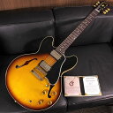 ES-335の記念すべき誕生初年度となる1958年仕様にスポットを当てた限定生産モデルが入荷！Gibson社の130周年を記念し3モデル各130本が製作され、日本国内への入荷は少数のみ。59モデルよりも一回り厚みのあるネックグリップにアンバウンドフィンガーボードの武骨なスペックがレアな逸品です。〜 Murphy Lab 〜カスタムショップ内に誕生したMurphy Lab（マーフィー・ラボ）は、ナッシュヴィルのギブソン・カスタムショップ内に新設されたラボで、科学的検証に基づく最新の技術を駆使して、ギターのエイジング（ヴィンテージ・ギターの経時変化した外観と弾き心地を再現する処理）を専門に行います。ギブソン・カスタムショップの立ち上げ時のメンバーであり、ヒストリック・コレクション開発のプロジェクト・リーダーとして尽力したトム・マーフィーは、その後新品のギターにヴィンテージのルックスとフィーリングをもたらすエイジングというテクニックで活躍してきました。トムのヴィンテージ・ギターへの情熱と深い知識に裏打ちされた技術によって、ギブソン・ギターの自然なラッカーのクラック、演奏による摩耗を見事に再現しています。トム・マーフィーとギブソンは、経時変化によりウェザーチェックと呼ばれるクラックを生じさせる、1950年代、1960年代のニトロセルロースラッカーを科学的に解析し、その変化のプロセスをひも解き、あらゆるモデルのプロトタイプによるテストを重ねて、ヴィンテージ同様のナチュラル・ウェザーチェックを再現するラッカー・プロセスを開発しました。マーフィー・ラボは、トム・マーフィーがギブソン・カスタムショップのチームを率いて、プロトタイプをもとに、あらゆるボディシェイプ、フィニッシュ、エイジング・レベルの検証を始めたことから、その構想が生まれました。その結果、これまでにないリアリティとこだわりを追求したエイジングを行うために、ギブソン・カスタムショップ内に設立されました。トム・マーフィーの存在と、その芸術的な作品の数々は、ギブソンの歴史の中で重要な役割を果たし、今もそしてこれからもマーフィー・ラボとして永遠に引き継がれていきます。本機は4段階で設けられた中で3段階目のエイジングレベルとなる「Heavy Aged」が施された1958 ES-335 Reissueです。1958 ES-335 Reissueは59モデル同様にこの年代の特徴でもあるくり貫きが小さく、リアPUの配線穴がドリルで空けられた構造のセンターブロックによるタイトな鳴り、そしてがっしりとしたネックグリップとの組み合わせから生まれる、太くふくよか、それでいてタイトで明瞭な輪郭感を持ったオールマイティなトーンが特徴です。可愛らしいプラスチック素材のストラップピンも59モデルと同様に装着。こちらは本格的な使用の際には強度の面から金属のタイプに交換するのも良いかもしれません。Heavy Agedはツアーやギグによるハードなプレイにより、ネックやボディのフィニッシュが剥がれた状態やベルトのバックル傷を再現。マーフィー・ラボによるヘビーエイジド・ハードウェアが採用されています。まるでオリジナルを手にしている様な感覚が味わえる、熟練したMurphy Labの職人たちの妙技が堪能できるエイジングが施されたモデルです。長年愛用され弾き込まれたようなリアルな塗装の色艶とウェザーチェックを表現。指板エッジにはロールド加工が施され、優れたグリップ感がプレイヤーの皆様にはさらに嬉しい仕上げとなっております。基本的なスペックは最新のHistoric Specを採用。アンポッテッドのCustombucker Alnico IIIピックアップやアップデートされたアッセンブリ、True Historicパーツが引き続き装備されております。ピッキングに鋭く追従する鋭敏なレスポンスは、ギターをアンプにプラグインしたその刹那からプレイヤーを魔法の様にGibsonトーンの虜にしてしまいます！トーンを絞った際の音抜け感の良さは勿論のこと、ヴォリュームを絞っても程良くブライトさがキープされるコントローラブルなアッセンブリーは現代的な使用方法とも素晴らしい相性を見せてくれるでしょう！！原点に回帰することでさらなる進化を続けるGibson Custom Shopの最新型の入荷です。Custom Shop製ならではの素晴らしいトーン、Murphy Labが生み出す迫力満点のエイジングをぜひご堪能下さい！Serial No. A840112Weight≒3.56kg専用ブラウンハードケース付属Body: 3-Ply Maple/Poplar/MapleNeck: Solid Mahogany with long neck tenon / Big 58 Rounded ProfileFingerboard: Indian RosewoodFrets: 22， Vintage Narrow/TallScale Length: 24.75inchNut Width: 1-11/16inchBridge: ABR-1/ Lightweight Aluminum Stop BarMachine Head: Kluson Single Line， Single RingHardware: NickelPickups: Custombucker Alnico III UnpottedControls: 2 Volume 、2 Tone 、3-way selector switchイケベカテゴリ_ギター_エレキギター_Gibson_Custom Shop_新品 JAN:4570156002914 登録日:2024/03/23 エレキギター ギブソン カスタムショップ