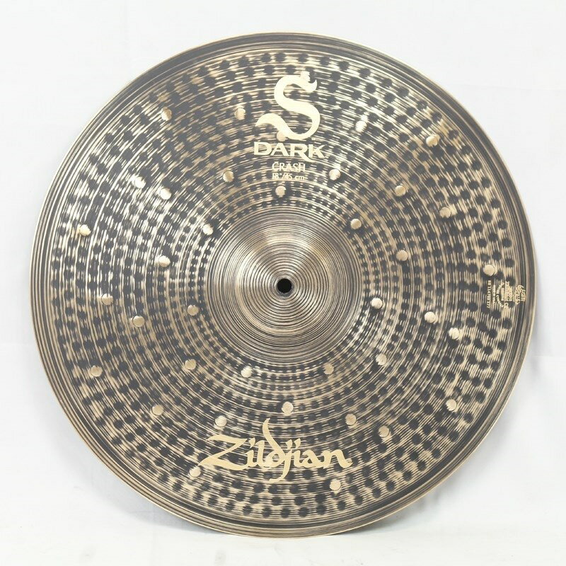 【人気モデル、Zildjian S Darkシンバルの店頭展示特価品！】※店頭に展示・試奏解放されているため、汚れ打痕等の使用感がございます。予めご了承下さいませ。＜S Dark＞Sダークは、Sファミリーの次の時代を象徴するシンバルです。ランダムハンマリングと独自のフィニッシュが、Sファミリーをリッチで爆発的な方向へと導きます。これまでの Sファミリーよりもダークで複雑、ややドライなサウンドを実現する Sダークは、現代のドラマーが求める独特のサウンドとルックス、そしてプレイヤーの音楽が求める強さとインパクトを提供します。＜S Dark Crash＞爆発的で薄い。クラッシュシンバルのダークなサウンドと素早いレスポンスを好む人向け。軽いタッチで素早く繊細な反応を示すSダーククラッシュは、リッチで爆発的なクラッシュサウンドを生み出します。Sダーククラッシュはシンウェイトで、アクセントや頻繁なクラッシュが必要な場合に素早く反応します。サイズ：18インチ※S Darkシンバルは、色にばらつきがある場合があります。 この独特な外観は、シンバル職人が個別に手作業で行う専用のコーティングによるものです。イケベカテゴリ_ドラム_シンバル_Zildjian_S_アウトレット JAN:2500190041978 登録日:2023/12/02 シンバル ジルジャン