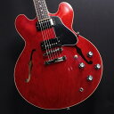 ES-335モデル！！セミアコの代名詞こと、ギブソンES-335の最新モデルが入荷致しました。杢が入ったフィギュアードモデルとは異なり、プレーン・メイプルをボディーに採用し、仕上られたこちらのモデル！ネックにはマホガニー、指板はローズウッドを採用。ペグにはヴィンテージデラックス、ブリッジはABR-1、テイルピースはアルミ製を採用しております。サウンドの要であるピックアップには新しく開発された「Calibrated T-Type」ハムバッカーッカーを搭載。箱モノ独特の奥行きのある艶やかなクリーントーンは勿論、歪ませた際にもしっかりと芯の残るサウンドはジャンルを選ばずオールマイティに活躍してくれるます！箱モノの代名詞といっても過言ではないES-335！今も昔も多くのプレイヤーから愛される名器を是非お試し下さいませ！※掲載の画像はサンプルになります。製品の特性上、杢目・色合いは1本1本異なりますのであらかじめご了承ください。BODY…3-ply Maple/Poplar/Maple Top， Back， & RimsNECK…Mahogany / Rounded CFINGERBOARD…Rosewood / 22FHARDWARE…NickelBRIDGE…ABR-1 & Aluminum StopbarMACHINEHEAD…Vintage Deluxe w/ Keystone ButtonsPICKUP…Calibrated T-Type， Rhythm (R) & Calibrated T-Type， Lead (T)CONTROL…2Volume-2Tone-3way Toggle SW (Hand-wired with Orange Drop Capacitors)■専用ハードケース付属イケベカテゴリ_ギター_エレキギター_Gibson_ES Models | Full Acoustic Models_新品 JAN:4580568413567 登録日:2023/07/02 エレキギター ギブソン イーエス