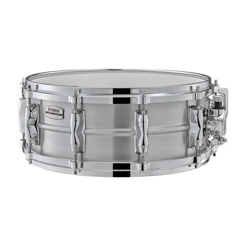 【Recording Custom Metal Snare（レコーディング・カスタム・メタルスネア）登場！】新しいレコーディングカスタムは前モデルの特色を引き継ぎ、世界のトップドラマーであるスティーブ・ガッド氏の協力を得て、一切の妥協をせずに音質向上を最大限追求したモデルです。■主な特長ステンレススティール、アルミ、ブラス材を採用したレコーディングカスタムメタルスネアドラムを7モデルラインナップ！新しいレコーディングカスタムはレコーディング現場のみならず幅広いシーンにて演奏者のポテンシャルを引き出すことができるモデルです。【アルミシェル】3.0mmアルミダイカストフープを装着し、明るく切れのあるサウンドが特長。中央の絞りはアウトセンタービード(凸部)を採用。メタルシェル特有のアタック感、パワフルなサウンドはそのままに音量・シェルの共振をコントロール。シェル材/フープ/スネア/センタービードの組み合わせを最大限追求し幅広いサウンドメークを可能としました。メタルシェルスネアのスタンダートと言えるクオリティとコントロール性能を兼ね備えたモデルです。【コーテッドヘッド搭載】打面にはアンバサダーコーテッドヘッドを採用。シェル本体が持つ芯のある太いサウンドを最大限引き出します。【センタービード】全モデルアウトセンタービードを採用。パワー、アタック感のあるサウンドを保ちながら音量・シェルの共振をコントロール。幅広いレンジのサウンドメイクとサウンドコントロールを実現。【ストレイナー＜Qタイプ＞】ライブカスタム、アブソルートハイブリッドメイプルにも採用されているQタイプストレイナーを搭載。オンオフ時の安定感、スナッピーの交換や演奏中の調整も容易に行えます。【スナッピー】14x5.5/13x6.5(ブラスのみ)のスネアドラムはコントール性を追求し20本ワイヤーを搭載。14x6.5/14x7(ステンレスのみ)の深胴のスネアドラムにはパワー感あるサウンドを求め25本ワイヤーを搭載。【スナッピー＜SGタイプ10本＞】14x5.5の各スネアドラムのみスティーブ・ガッド氏要望の10本タイプワイヤーを同梱。繊細かつクリスピーなサウンドが表現可能。各モデル14x5.5サイズのスネアドラムにはスティーブ・ガッド氏のアイディアによるハイカーボンスティール10本スネアをオプションとして同梱。憧れのガッドサウンドはもちろん、更なるコントロール性の向上と繊細かつ明快なサウンドを表現します。■サイズ・仕様シェル：アルミニウム1.2mm口径：14×5.5スナッピー：ハイカーボンスティール20本スナッピーオプション：SGタイプ10本スネアベッド：2.4mmエッジ角：45°/R1.5ラグ・ブラケット：ワンピースラグフープ/ボルト：3.0mmアルミダイカストフープ/10テンションヘッド・トップ：レモ・コーテッドアンバサダーヘッド・ボトム：レモ・スネアアンバサダーストレイナー（リリース）：Qタイプストレイナー（バッド）：DC3タイプ付属品：チューニングキー、ソフトケースイケベカテゴリ_ドラム_スネア_YAMAHA_新品 JAN:4957812601191 登録日:2016/06/11 スネア スネアドラム ヤマハ やまは