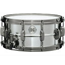 Charlie Benante Signature Modelスラッシュメタル界の雄「ANTHRAX」のドラマー、Charlie Benanteのシグネチャースネアは、シェル厚1.2mmのステンレス・スティール・スネアドラム。深さを6.5 にしたことによって、彼のプレイスタイルに相応しい存在感とパワーを実現。更に、シェル内面を黒く塗装することで適度に倍音を抑え、フルボリュームでプレイした時でも周囲の音を邪魔しない、マイルドな響きに仕上がりました。また、ブラックニッケル仕上げのハードウェアが引き締まった印象を与えます。＜スペック＞サイズ：14×6.5シェル：1.2mm Stainless Steelフープ：Die-cast Hoop 10-hole (Black Nickel)ラグ：MSL35 (Black Nickel)ストレイナー：MLS50ABN (Black Nickel)バット：MLS50BBN (Black Nickel)スナッピー：MS20SN14S付属品：ソフトケース、チューニングキーイケベカテゴリ_ドラム_スネア_TAMA_新品 JAN:4515110664043 登録日:2010/02/17 スネア スネアドラム タマ 星野楽器