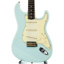 ロックハウスイケベ池袋/お勧めのFender Custom Shop Custom Built！2022年限定モデルの再オーダー品！！ダフネブルーの色味を調整しエイジングされた「Super Faded/Aged Daphne Blue」フィニッシュの一本！！Fender Custom Shopはフェンダー社が仕入れた木材の中から厳選されたマテリアルを用い、昔ながらのハンドクラフトと高い製作技術でフェンダー・ブランドにおける最上級のギターを制作するために1987年に設立されたセクション。長い歴史を誇るフェンダー社の伝統と技術を受け継いでいるセクションであり、マスタービルダーシリーズのような世界に1本しか存在しないモデルを始めとし、限られたスタッフにより組み上げられたカスタムショップならではのラインナップはまさに最上級。製作に使用される道具の数々は当時から使用されていた物を使用。フェンダーギターのノウハウを熟知したスタッフ達の拘りによって生み出される楽器は、弾き手を満足させる極上のクオリティとサウンドを誇り、生涯付きあうことのできる頼もしい相棒となることでしょう。こちらの一本は、ローズ指板採用の1959年ストラトキャスターをベースに製作された一本！！木材選定専門スタッフがFender Custom Shop製品用に厳選したアルダーボディを採用。ボディ同様に厳選されたネック材には、クウォーターソン(柾目)・メイプルを使用。指板Rは9.5R、フレットにはナロートールのミディアムサイズを使用したスラブ・ローズウッド指板。ボディ＆ネックフィニッシュはビンテージ同様にオールラッカー・フィニッシュ。ジャーニーマン・レリック仕上げは、規則感の無いウェザーチェックと所々に塗装はげが見られる仕上がり。ネック裏は1F〜12F周辺まで大きく剥がされており、木肌の質感が滑りの良い弾き心地。塗装が残っている箇所はクリアコートが色ヤケした飴色の貫禄あるルックスを魅せております！ウェイトは約3.52kgです。丁度使い易くも、芯のあるサウンドを生み出すバランスとなっております！ネックグリップはVintage Customシリーズで採用されている「1959 D」シェイプ仕上げ。滑らかなCシェイプ仕上げですが、60s Oval Cに比べて握り込んだ際に厚みを感じるグリップ。クラシカルスタイル時はそれほどファットなネックには感じません。握り心地良く、コシのあるネック鳴りをご堪能頂けます！ハードウェアには、PAT.PEND.刻印サドルを採用したシンクロナイズド・トレモロ、マシンヘッドはビンテージタイプのクルーソンペグを装備。ボルトオン構造によるクリアな生鳴りが特徴のフェンダーの中でも一線を超えるカスタムショップの生鳴りは、アンプから出力された際の空気感とサウンドの厚みが別次元。更には、レリック仕上げによって得られる響きが、1コード弾くだけでボディ＆ネックのバイブレーションを充分に体感できるほど。その圧倒的な生鳴りは、アンプで出力せずとも何時までも弾いていられるほど心地良く、また弾き応えのあるカスタムショップでしか味わえないクオリティ。その素晴らしい鳴りを再生するピックアップは、全てハンドワウンド・ピックアップを採用。通常の機械巻に比べ、倍音豊かでアコースティックな空気感がアンプから出力される印象。サウンドの鋭さを意識した1950年代をベースとした｢Fat 50s｣シングルコイルを採用。この組み合わせの相性は、かつて2011年に本数限定で販売されたRosewood指板のFiesta Redフィニッシュの一本で経験済み。更には、ダフネブルーの色味を調整しエイジングされた「Aged Daphne Blue」フィニッシュの渋い色合いが素晴らし過ぎる一本です！！アルダー/ローズウッドのウッドマテリアルに対して、Fat50sピックアップの鋭さがハリのあるミッドレンジを生み出すなんとも見事なサウンド。ドライブ系の真空管アンプに接続し、ゲイン高めの設定でリードプレイした時のサウンドは極上の一言に尽きます！！Rockで使えるストラトキャスターという印象がしっかりくるほどに、マーシャル系アンプとの相性も抜群です。これぞビンテージスタイルでありながら、万能なストラトキャスターと感じさせてくれるトーンをぜひご体感いただきたいです。コントロールはVINTAGE MODIFIED STRAT#2を採用。ボリュームコントロールには、セラミックコンデンサーと抵抗を組み合わせたハイパスコンデンサーをベースにしたBLEEDカスタムが施されており、トーンコントロールはそれぞれのポジションにマッチしたFENDERペーパーワックスコンデンサーを使用。BLEEDカスタムにより、ボリュームを絞っても中高音域を維持した状態でボリュームを絞ることが可能となっています。フルボリュームでリードトーンにサウンドメイクし、7〜8でバッキングトーン、6以下でクリーン/クランチと言ったゲインコントロールとして役立つボリューム・コントロールとなっています。一般的なハイパスコンデンサーに比べ、中域が残る感じで細くなりすぎないトーン。トーンコントロールのコンデンサーは、ネック＆ミドルトーンとブリッジトーンの各ポジションに適正なコンデンサー数値を選択する事で、全体のトーンバランスが取れている上、トーンカットした際のサウンドも魅力。貫禄のあるルックスに反して、モダンにカスタマイズされた即戦力仕様の一本をお見逃しなく！！S/N CZ567268Weight≒3.52kg■SPECBody : Select 2PC AlderNeck : QTR sawn Maple， 1959 D-Shape，Fingerboard : Rosewood(Slab)， 9.5RadiusFrets : 21F ，Narrow Tall #6105 FretsTuners : VintagePU : Custom Shop Hand Wound Fat 50s with Middle PU RWRPPickguard : 3-Ply Mint GreenSW : 5-WayControls : Vintage Mod. #2Bridge : American Vintage Synch-TremoloFinish : Nitrocellulose Lacquer■専用ハードケース、認定書他付属イケベカテゴリ_ギター_エレキギター_Fender Custom Shop_Custom Built Stratocaster_新品 JAN:0717669786434 登録日:2023/07/02 エレキギター フェンダー ふぇんだー フェンダーカスタムショップ ストラト ストラトキャスター