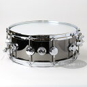 ＜Collector's Metal Snare / Black Nickel Over Brass＞1ミリ厚のシェルで、ブラスにブラックニッケルメッキを施したメタルシェルです。ブライトで切れの良いサウンドです。スムース仕上げ。ハードウェアには、プレスフープのオープンな鳴りを確保しながら鋭いアタックも得られる3mm厚の「True Hoop」、磁力によってスイッチを固定する「MAG Throw Off」、ワンタッチでスナッピーのテンションを3段階調整できる「3P Butt Plate」を装備。また、従来のTrue-Pitch テンションロッドよりさらに目を細かくすることでより繊細なチューニングを可能にする「True Pitch 50」など、機能面にもDW独自のアイデアが盛り込まれています。＜スペック＞サイズ：14×5.5シェル：1mm Brassフィニッシュ：Black Nickel Finishフープ / テンション数：True Hoop / 10ストレイナー：MAG Throw Offバット：3P Butt Plateテンションボルト：True Pitch 50パーツカラー：Chrome付属品：ソフトケースイケベカテゴリ_ドラム_スネア_dw_新品 JAN:0647139223896 登録日:2012/11/06 スネア スネアドラム