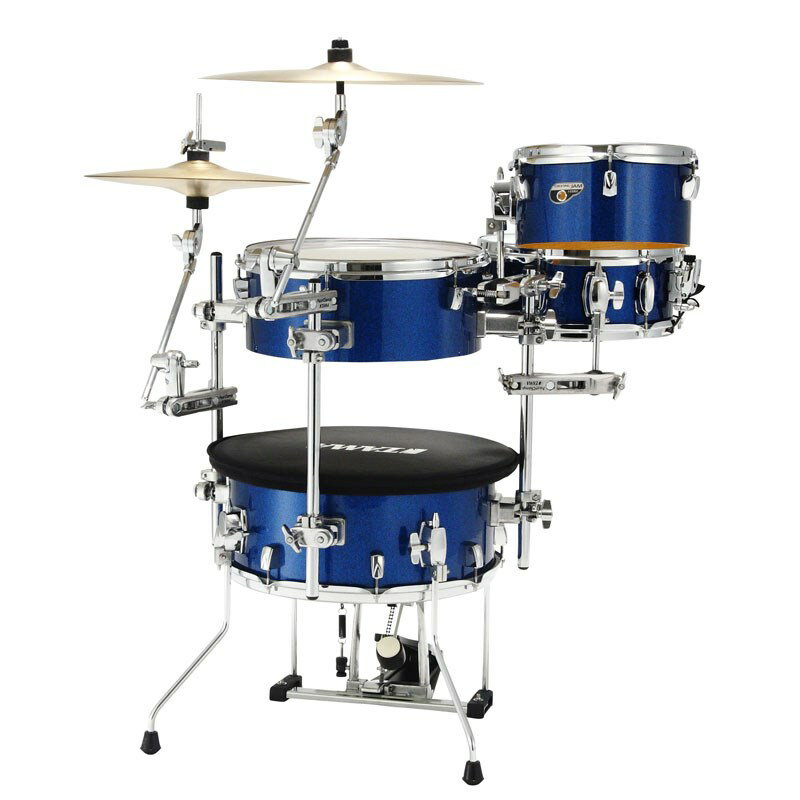 ■商品紹介【Cocktail-JAM Series / Cocktail-JAM Drum set】【バーチ材・内曲げフープ採用 より迫力のあるドラムサウンドを目指した Cocktail-JAM】＜Cocktail-JAM（カクテル・ジャム） Series＞ドラマーが直面する、『設置スペースの確保』と『機材の運搬にかかる労力』の2つの課題を解決し、様々なシチュエーションでドラマーの活躍の可能性を拡げるCocktail-JAM Seriesバスドラム/ フロアタム/ タムタム/ スネアドラムを一体化させた独創的なセットアップを採用することで、優れた省スペース性と携行性を実現しました。＜Cocktail-JAM Drum set＞Cocktail-JAMは、内曲げフープを採用、タイトでコントロールしやすいサウンドに加え、付属のSound Focus Pad をバスドラムに取り付けることで、引き締まった太い低音とフロアタムとの音の分離の良さを獲得。バーチシェル特有のパワフルな鳴りも相まって、迫力のあるドラムサウンドを実現しました。◆オールバーチシェル + 内曲げフープCocktail-JAMのシェル材には厳選されたバーチ材を採用。パワフルなサウンドと、豊かな鳴り、そして温かい響きを実現。更に、内面を塗装することによってビンテージドラムのようなルックスを演出しました。また、内曲げフープを採用することで、適度にタイトかつコントロールしやすいサウンドを実現しました。◆Sound Focus Pad（サウンド・フォーカス・パッド） 付属Cocktail-JAM Seriesには、Sound Focus Pad(サウンド・フォーカス・パッド)が付属しています。リングミュートのように、バスドラムに乗せるだけで簡単に取り付けが可能。引き締まった太い低音に加え、フロアタムとの音の分離の良さが大きな特徴です。また取り外すことでよりオープンなバスドラムサウンドもお楽しみ頂けます。◆Power Craft II HeadCocktail-JAMのドラムヘッドにはSilverstarシリーズと同じTAMAオリジナルヘッドPower Craft IIを採用しています。バスドラムの打面はリングミュートを内蔵しています。●BD: (打面)10 mil (リングミュート付き)コーテッド ●TT/FT: (打面) 10 mil クリアー ●SD: (打面) 10milコーテッド (裏面) 3mil クリアー◆コンパクト＆多彩なセッティングストリートやカフェなど、スペースの限られたステージでも演奏出来るような省スペース設計。従来のカクテルドラムと同様にバスドラムは専用のペダル（付属）を使用して演奏します。10タムタムと12スネアドラムは、バスドラムとフロアタムを連結するパイプ部にクランプ（付属）を使用してセットするので、スタンド類が不要です。また、クランプやシンバルアタッチメント等を追加すれば、カウベルやスプラッシュ、スティールミニティンバレスなどのパーカッションを増設することも可能。多様なセッティングにも対応しています。◆収納方法Cocktail-JAMは、ポータビリティ（運搬性）に優れています。付属の2つのバッグにコンパクトに梱包することが可能です。ドラム本体は1つの「ドラム本体用バッグ」にまとめて梱包することが可能です。それぞれのドラムシェルが接触しないよう、クッションが付属します 。「ハードウェア用バッグ」には、専用ペダルとクランプに加え、セッティングに必要なパイプ、脚棒類、シンバルクランプセットが梱包可能なサイズになっています。＜スペック＞シェル材：All Birch (TT/FT/SD) 6ply， 6mm / (BD) 7ply， 8mmカラー：インディゴ・スパークル（ISP）重量：約23.6kg(バッグの重量を含む)セット内容：16x6 バスドラム (x1)、10x5 タムタム (x1)、14x5.5 フロアタム (x1)、12x5 スネアドラム (x1)、ドラムペダル (x1)、スネア&タム用 アタッチメント (x2)、サウンド・フォーカス・パッド (x1)、ドラム用バッグ (x1)、ハードウェア用バッグ (x1)、MCAX5366 [シンバル・アタッチメント + クローズド・ハイハット・アタッチメント・パック] (x1)※旧Silverstar Cocktail-JAM / VD46CBCNの後継モデルとなります。※画像はイメージです。※メインの正面画像以外は、別カラーの画像となっております。※シンバル類、別売りとなっております。検索キーワード：イケベカテゴリ_ドラム_ドラムセット_TAMA_新品 SW_TAMA_新品 JAN:4549763021991 登録日:2017/10/04 ドラムセット ドラムキット タマ