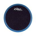 【大人気トレーニングパッド・Reflexx Conditioning Padの新色が登場！】[Reflexx Conditioning Pad]Zildjian Reflexx Conditioning Pad は、柔らかく、厚みのある打面を特徴とする、両面タイプの練習パッドです。腕、手首、指の筋肉に強いトレーニング効果を発揮します。3/4インチの厚みを持つFLEXX面は、腕、手首、指を使ったあらゆるタイプの練習に対応できます。1/2インチの厚みを持つWORKK面は、例えば枕など完全にデッドな表面に比べ、全体的にリバウンドは少ないですが、ストロークをより聞き取りやすくするための硬さを備えています。この打面は上腕と下腕、そして手首の可動域を広く使ったテクニックを、低速から中速で練習するのに適しています。テクニックを向上させたいドラマーに最適なこの練習パッドで、コントロール、強度、感度、持久力を向上させ、遅いテンポから速いテンポまで幅広いストロークが可能になります。現在市販されている中で最も静かなパッドの1つで、小音量での練習に理想的です。サイズ：6inchカラー：ブルー※画像はイメージです。本商品以外の商品は付属しません。また、パッドスタンドは別売となります。イケベカテゴリ_ドラム_トレーニングドラム_Zildjian_新品 JAN:0642388327234 登録日:2023/02/03 トレーニングドラム ドラムパッド 練習ドラム 練習用ドラム ジルジャン