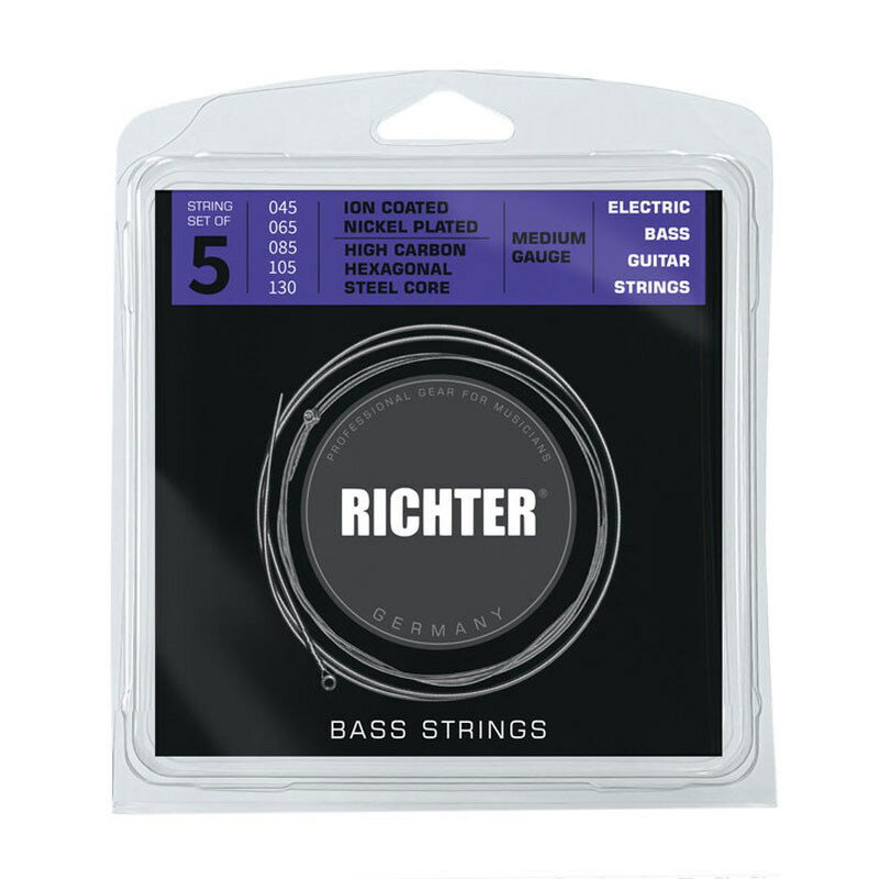 Richter StringsストラップメーカのRichterが何故弦の製造を始めたのか？どこのOEM製品なのか？Richterから弦の製造を開始すると連絡が来た時に一番最初に思った事です。Richterからの回答はOEMではなく自分達で製造する。本当にそんな事が可能なのか？Richterの親友で数十年間鉄鋼業界で働いている人物がいます。原料供給ルート、弦を製作する為の機械の製造業者とコネクションがある彼は、身近でRichterの仕事とブランドの成長を見守って来ました。元々革問屋のRichterがストラップの製造を始めたのは、市場に満足出来る製品が無かったからですが、ベースプレイヤーの彼も同じ様に従来の弦に不満を持っていました。寿命の事を考えるとコーティング弦を選択したいのですが、コーティング弦特有の手触りと音色に満足出来なかったのでRichterに協力し弦の開発を始めました。Richter Stringsは全ての弦にイオンコーティングを施し、耐久性を確保しながらもコーティング弦特有の質感を減らしノンコーティング弦と変わらない手触りとクリアーな音色を持っています。◆特徴・完璧なサウンドと長寿命を実現するイオンコーティング・炭素含有量の高い六角鋼製のコア・ニッケルメッキ線巻きゲージ：045-065-085-105-130素材：ニッケル弦、ハイカーボン六角スチールコアロングスケールイケベカテゴリ_弦・アクセサリー・パーツ類_ベース弦_Richter Straps_新品 JAN:4570050060133 登録日:2022/08/31 リヒター ベース弦 コーティング弦