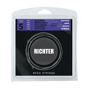 Richter StringsストラップメーカのRichterが何故弦の製造を始めたのか？どこのOEM製品なのか？Richterから弦の製造を開始すると連絡が来た時に一番最初に思った事です。Richterからの回答はOEMではなく自分達で製造する。本当にそんな事が可能なのか？Richterの親友で数十年間鉄鋼業界で働いている人物がいます。原料供給ルート、弦を製作する為の機械の製造業者とコネクションがある彼は、身近でRichterの仕事とブランドの成長を見守って来ました。元々革問屋のRichterがストラップの製造を始めたのは、市場に満足出来る製品が無かったからですが、ベースプレイヤーの彼も同じ様に従来の弦に不満を持っていました。寿命の事を考えるとコーティング弦を選択したいのですが、コーティング弦特有の手触りと音色に満足出来なかったのでRichterに協力し弦の開発を始めました。Richter Stringsは全ての弦にイオンコーティングを施し、耐久性を確保しながらもコーティング弦特有の質感を減らしノンコーティング弦と変わらない手触りとクリアーな音色を持っています。◆特徴・完璧なサウンドと長寿命を実現するイオンコーティング・炭素含有量の高い六角鋼製のコア・ニッケルメッキ線巻きゲージ：045-065-085-105-130素材：ニッケル弦、ハイカーボン六角スチールコアロングスケールイケベカテゴリ_弦・アクセサリー・パーツ類_ベース弦_Richter Straps_新品 JAN:4570050060133 登録日:2022/08/31 リヒター ベース弦 コーティング弦