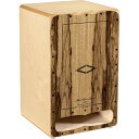 ☆Artisan Edition Cajon Cantina Line☆ボディーに7プライ9mmのバーチ材を使用。このモデルの特徴として、ボディー幅が広く他のモデルよりも低音の響きとボリュームが豊かで、打面が上向きに傾斜しているため、前面を浮かさなくても演奏しやすいデザインです。FRONTPLATE : LimbaBODY : Baltic Birch 7-ply (9mm)SIZE : 11 1/4（幅）× 19（高）× 11 3/4（奥）FEATURES :・ 左右各6本のプリチューンド・ストリングス内蔵・ 角、親指部分のくぼみ等上部の曲線加工が最上級のパフォーマンスとサウンドを実現・ ソフトラバー製ゴム足・ 人間工学に基づいた丸みのあるフロントプレート・ エレガントなボディーの焼印イケベカテゴリ_パーカッション_カホン_MEINL_新品 JAN:0842960146059 登録日:2021/04/12 カホン パーカッション マイネル