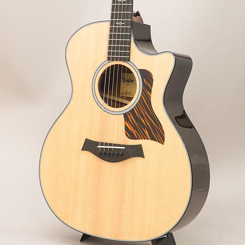 ■商品紹介Taylor Guitars Next Generation Series 誕生Vクラスブレーシング誕生から約8年の歳月を経て長年の設計検証と世界中のプレイヤーの声を結集して完成したのが、Taylor Guitars「Next Generation Series」です。核となるのは、最新進化形となるScalloped V-Class ブレーシング。トップ材の不要なねじれを抑えるV字構造はそのままにブレーシングをスキャロップ加工することで、ボディトップ本来の振動をより自然な形で引き出し、そのポテンシャルを最大限に発揮します。低音域はよりウォームで奥行きのある響きと開放弦には空気感を伴う豊かな共鳴をもたらし、正確なピッチ感や音の直進性、アンサンブルの中でも埋もれにくい音の通りの良さといったVクラスの特長も変わることなく受け継がれています。フィンガースタイルでは立体的で深みのあるレスポンスをストロークでは芯の太さと明瞭な音抜けを実感できます。本モデルの大きな特徴の一つが、演奏性とサウンドを同時にコントロール可能にした新開発のアクションコントロールネックです。ロングテノン・ネックジョイントを採用することでボディとの振動伝達効率を高め、音の温かみと豊かなサステインを実現します。さらに、サウンドホール内のボルトを調整するだけで、素早く正確な弦高調整が可能となり、ネックや弦を外すことなく、演奏スタイルや季節・環境の変化にも柔軟に対応します。弾きやすさだけでなく、音の立ち上がりやレスポンスにも直結する、Taylorならではのネック構造です。USA製Taylorの中でもコストパフォーマンスに優れた414ceが次世代仕様としてさらに洗練され、サウンドと演奏性の両面で進化を遂げています。インディアンローズウッド単板のサイド＆バックとシトカ・スプルース単板トップによる組み合わせは、透明感と解像度に優れたクリアなトーンを生み出します。ブーミー過ぎることの無い低音の温かみ、高音のキレと抜けはローズウッド材ならではなトーンと言えるでしょう。サイドバックの塗装もグロス仕上げを採用し、高級感を演出するルックスにも仕上がっております。テイラー定番のグランドオーディトリウムボディを採用した本モデルは、低音から高音までのバランスの良いレンジ感が特徴。ローズウッド材による重心感はありながらも、ふくらみのあるミッドレンジ、豊かな倍音が包み込むようなサウンドに仕上がっております。ストローク・フィンガー問わず万能にこなすことができる音色で、特に歌の伴奏には抜群の相性を発揮してくれることでしょう。さらに、新開発の Claria（クラリア）ピックアップ・システムを搭載。ホールクラスのステージから自宅での演奏環境まで、あらゆるシーンで安定したサウンドを提供することをコンセプトに開発された、テイラー最新世代のピックアップ・システムです。再設計されたアンダーサドル・ピエゾと専用プリアンプの組み合わせにより、従来のピエゾにありがちな硬さやエッジ感を抑え、ウォームでふくよかな低音から、輪郭のはっきりした抜けの良いサウンドまで、幅広い音作りを実現。PA環境や音量レベルに左右されにくく、ソロ演奏からバンドアンサンブルまで、常にミックスの中で自然に馴染む音像を保ちます。ライブステージはもちろん、リハーサルや宅録、自宅での練習環境においても扱いやすく、高い実用性を備えたシステムです。進化を止めることのないTaylorが提示する、次世代アコースティックの完成形。ぜひ、そのサウンドと演奏性を体感してください。■仕様詳細Top: Sitka SpruceBack & Side: Solid Indian RosewoodNeck: Neo-Tropical MahoganyBracing: Scalloped V-Class Bracing with Relief RoutBinding: BlackFretboard: West African Crelicam EbonyHeadstock Overlay: West African Crelicam EbonyBody Finish: Gloss / GlossNut / Saddle: Black Tusq / White MicartaTuners: Taylor NickelElectronics: Claria Pickup SystemScale: 25 1/2（約648mm）Neck Width: 1 3/4（約44.5mm）Brown Taylor Deluxe Hard Shell Case 付属検索キーワード：イケベカテゴリ_アコースティック・エレアコギター_エレアコギター_TAYLOR_新品 SW_TAYLOR_新品 JAN:0887766143352 登録日:2026/08/08 エレアコ テイラー テーラー