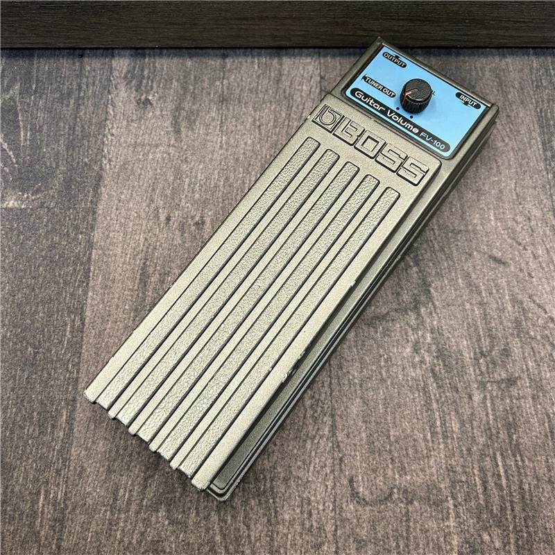 ■商品紹介スティーブ・ルカサーが使用していたとも言われる操作性抜群のボリュームペダル。ボードへの設置はスペースを要しますが、その大きさのおかげで踏みやすく、安定感もよくなっております。外観に使用感ございますが動作に問題はございません。付属品：専用ケース保証：保証無し現状販売検索キーワード：イケベカテゴリ_エフェクター_ワウペダル・ボリュームペダル_ボリュームペダル_BOSS_ユーズド SW_BOSS_ユーズド JAN:2500070761545 登録日:2025/10/12 ボス