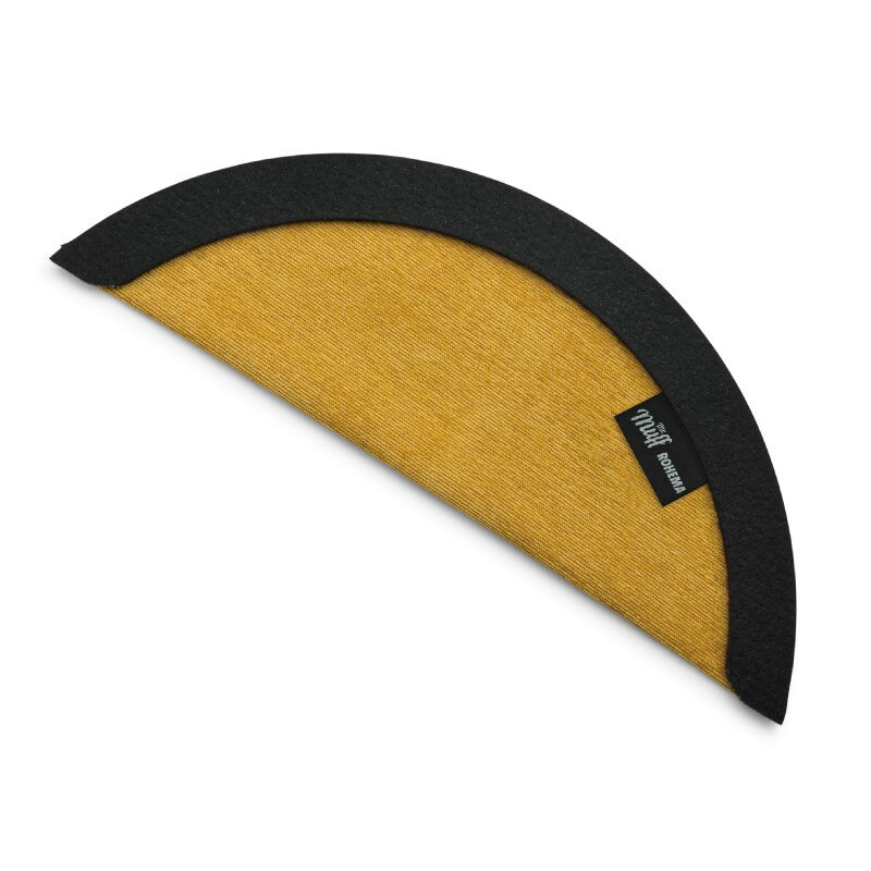 ■商品紹介MUFF BITE（マフバイト）は他社のミュートとは大きく異なる 独特なミュートサウンドを生み出します。＜特徴＞ブラック・フェルトのリムとコーデュロイ生地を組み合わせ、ヘッドの約3分の1をカバーするドラムミュートです。フェルトに内蔵されているマグネットにより、マフバイトをリムの所定の位置にしっかりと固定することが可能。倍音やサスティーンを抑え、加工を感じさせないナチュラルなドラムサウンドを演出。ダイキャストフープに使用するためのクランプが3つ付属しています。＜コーデュロイについて＞黒板消しの布地に使われる生地。摩擦に強く、保湿性に優れる性質があります。埃が付きやすいのでエチケットブラシを使用して埃を除去してください。粘着テープを使用すると毛が抜けてしまうのでご注意ください。サイズ：14インチ※画像はイメージです。※商品は1枚入りです。検索キーワード：イケベカテゴリ_ドラム_その他ドラムアクセサリ_ROHEMA_新品 SW_ROHEMA_新品 JAN:4042241181601 登録日:2024/10/05 ロヘマ