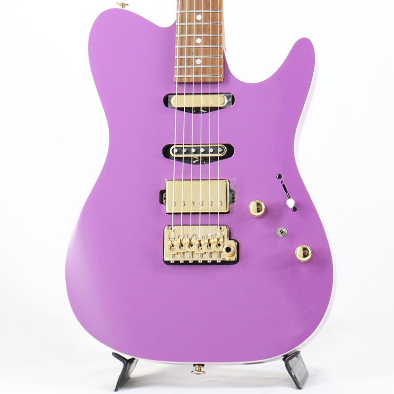 ■商品紹介Lari Basilio（ラリ・バシリオ）シグネチャー・モデル LB1ブラジル・サンパウロ出身のギタリスト、Lari Basilio。8歳からギターを弾き始めたLariは、そのたぐい稀なテクニックと楽曲制作のセンスによって、ギター・コミュニティでも急速に支持を拡大している最も注目すべき新世代のギタリストです。2019年に発表した自身のオリジナル・アルバム『Far More』では、ジョー・サトリアーニと共演。さらにはサイーダ・ギャレットやヴィニー・カリウタ、ネイサン・イースト、グレッグ・フィリンゲインズといったレジェンド・ミュージシャンをゲストに迎えて、ソウルフルな楽曲を生み出しました。テクニカルでありながらメロディックであること、ヘヴィなロック・サウンドから繊細なタッチを要求されるクリーン・トーンまで、さらにはLariのルーツである母国ブラジルの音楽など、表情豊かに楽曲を奏でるまさにボーダー・レスなプレイヤーです。IbanezとLariは、AZSシリーズをベースとして、シグネチャー・モデルLB1を創りました。Lariのシグネチャー・カラーともいえるヴァイオレット・フィニッシュをはじめ、LB1専用に新たに開発されたピックアップ、コンパウンド・ラディアス指板など随所に込められたこだわりは、LariのみならずLB1を手にしたギタリストの可能性と表現力をさらに大きく拡げることでしょう。◆Single-Cut AZS Bodyシングルカットでありながら、抱え心地の良さとコンテンポラリーなデザインを目指したオリジナル・ボディ形状です。エルボー・コンターと薄く仕上げたボディ・コンターがプレイヤーとギターとの一体感を生み、演奏性向上にも大きく貢献します。またボディのくびれを深くすることで抱えた時やステージ上での取り回しが良く、高い演奏性を実現しています。座位/立位に関わらずギターを抱えた瞬間にフィット感が感じられるエルゴノミックな設計です。◆Seymour Duncan Lari Basilio pickupsLB1専用に開発された、Seymour Duncan製ピックアップを搭載しています。それぞれ個性的ながらも、それらが絶妙なコンビネーションを生むことにも重きをおいて開発されました。ネック・ピックアップにはアルニコ5とアルニコ4のマグネットをミックスした存在感のあるヴィンテージ・トーンを、ミドル・ピックアップにはアルニコ5とアルニコ2のマグネットをミックスしたピックアップを搭載しており、音色の選択肢を広げると同時に、ユニークな外観を実現しています。ブリッジ・ハムバッカーにはアルニコ5マグネットを採用しており、クリーンからハイゲインまで幅広いトーンにわたってアタックと明瞭さに重点を置いた、汎用性とバランスの良いボイシングが施されています。Lariが目指すサウンドにとって、汎用性の高さは不可欠であり、これらのピックアップはそれを実現してくれます。◆Gotoh T1702B tremolo bridgeウォームでブライトな音色とレゾナンスの良さが特長のブラス製サドル＆イナーシャ・ブロックを採用したT1702Bトレモロ・ブリッジを搭載しています。弦間ピッチは10.5mmのナロー・スペーシング設計で、スキッピングやハイブリッド・ピッキングを多用するプレイヤーが要求する、弦間をまたいだピッキングのしやすさを追求しています。◆dyna-MIX9 switching system with Alter Switchミニ・スイッチの切替えひとつで自由自在にハムバッカーとシングルコイル・モードを行き来することができ、多彩なサウンド・バリエーションを実現しました。LB1では、ネックとセンターのシングル・コイルをシリーズ配線し22Fのネック・ハムバッカーをシミュレートしたサウンドを含む、9パターンのサウンドを創出します。◆Jumbo Stainless Steel frets with Prestige fret edge treatmentフレットはクラウンの高さ2.7mm/幅1.4mm、Hv220のステンレス製を使用しています。メンテナンス製に優れ、音の立ち上がりの早さやコード弾きでの分離の良さ、ノート弾きでのクリアな出音などを特徴としています。◆Super All Access Neck Jointボディ裏面から8mmの高低差で段彫りし、さらにネックとの接合部を球面に仕上げることで高い演奏性を実現したSuper All Accessネック・ジョイントです。低音弦側のカッタウェイを浅めに設計しており、ボディとネックとの設地面積を最大化することで、高い演奏性を保持しながらもサスティーンとレゾナンスの良さをも両立しています。※画像はサンプルです。製品の特性上、杢目、色合いは個体ごとに異なります。■仕様詳細SPECNeck type AZ Oval CS-TECH WOOD 1pc Roasted Birdseye Maple neckBody Ash bodyFretboardS-TECH WOOD Roasted Birdseye Maple fretboard Mother of Pearl dot inlayFret Jumbo Stainless Steel frets w/Prestige fret edge treatmentNumber of frets 22Bridge Gotoh T1702B bridgeString space 10.5mmNeck pickup Seymour Duncan Lari Basilio (S) neck pickupPassive/AlnicoMiddle pickup Seymour Duncan Lari Basilio (S) middle pickupPassive/AlnicoBridge pickup Seymour Duncan Lari Basilio (H) bridge pickupPassive/AlnicoFactory tuning 1E、2B、3G、4D、5A、6EString gauge .010/.013/.017/.026/.036/.046 (D Addrio EXL110)Nut BoneHardware color GoldNECK DIMENSIONSScale 648mm/25.5Width 42mm at NUTWidth 56.4mm at 22FThickness 20.5mm at 1FThickness 22.5mm at 12FRadius 228mmR to 305mmR COMPOUNDハードケース付属検索キーワード：イケベカテゴリ_エレキギター_TLタイプ_Ibanez_新品 SW_Ibanez_新品 JAN:4549763288974 登録日:2025/06/26 エレキギター アイバニーズ イバニーズ