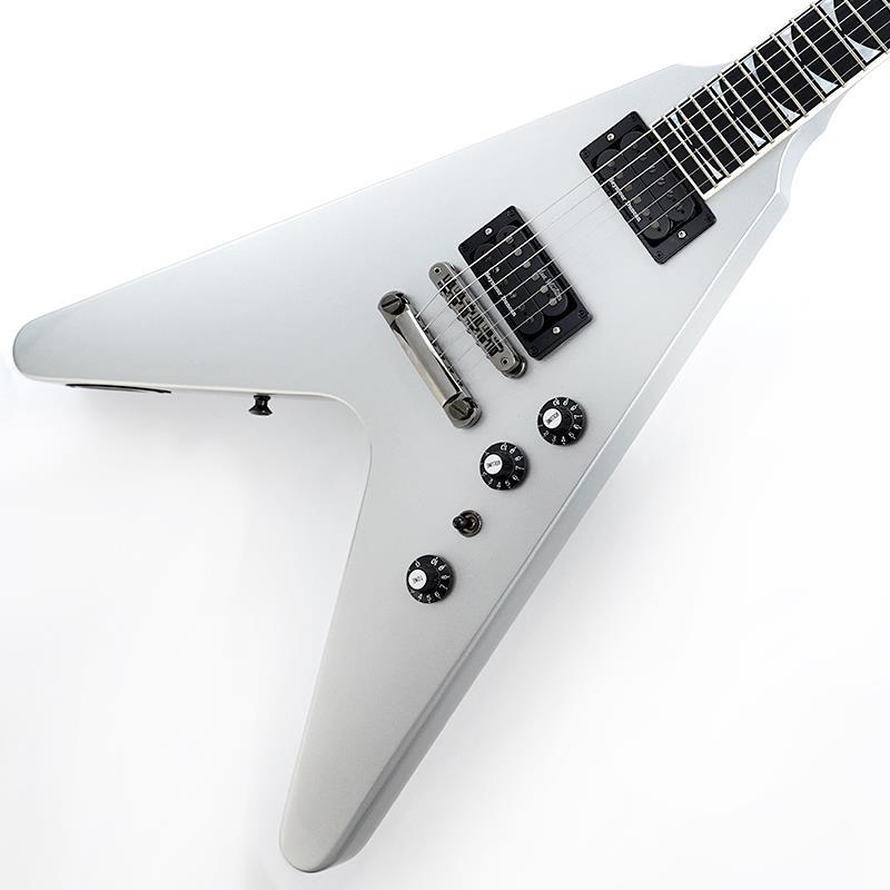 ■商品紹介B級アウトレットスペシャルプライス！Dave Mustaine（デイヴ・ムステイン）は、マルチプラチナム・セリングとグラミー賞を受賞したバンドMEGADETH（メガデス）の伝説的なギタリスト、ボーカリスト、そしてソングライターであり、バンドの創設者です。彼の新しいGibson Dave Mustaine Flying VTM EXP Artist Modelは、彼が求めるパワフルでヘビーなサウンドと卓越した演奏性能を持ち合わせています。25.5インチ・スケールのマホガニー・ネックは、コンパウンド・フレットボード・ラジアス（ローポジションからハイポジションにかけて、フィンガーボード・ラジアスが緩やかになる円錐形加工処理）を持つエボニー・フレットボードに24ミディアム・ジャンボ・フレットとマザー・オブ・パール teeth インレイ、そしてキドニー型ボタンのGrover(R) Mini Rotomatic(R)チューナーとGraph Tech(R)ナットが採用され、エクスプローラー・スタイルのヘッドストック仕様となっています。マホガニー・フライングVスタイルのボディには、Tune-0-MaticTMブリッジとストップバー・テールピースを使用し、デイブ・ムステインのシグネチャー・ピックアップであるSeymour Duncan(R) Thrash Factorがペアで搭載されています。アンティーク・ナチュラルとメタリック・シルバーのニトロセルロース・ラッカー・フィニッシュ、ブラック・クロームのハードウェアが特長です。ハードシェル・ケースが付属しています。※本商品はB級特価品となります為、細かな擦り傷や、パーツのくすみが散見します。※掲載画像以外の外観瑕疵部分がある場合がございます。※保証に関しましてはプレイアビリティに関する点のみとなり、通常とは異なるアウトレット保証となります。Weight≒3.53kgハードシェル・ケース付属■仕様詳細BodyShape: Flying VMaterial: MahoganyNeckNeck: MahoganyProfile: SlimTaper with VoluteNut width: 1.695 / 43.053mmFingerboard: EbonyScale length: 25.5 / 647.7mmNumber of frets: 24Nut: Graph TechInlay: Mother of Pearl TeethHardwareBridge: Nashville Tune-O-MaticTailpiece: Stop BarKnobs: Black Witch HatsTuners: Grover Mini Rotomatics with Kidney ButtonsPlating: Black ChromeElectronicsNeck pickup: Dave Mustaine Signature Seymour Duncan Thrash Factor SetBridge pickup: Dave Mustaine Signature Seymour Duncan Thrash Factor SetControls: 2 Volume， 1 Master Tone， Custom Dave Mustaine Wiring検索キーワード：イケベカテゴリ_エレキギター_Vタイプ_Gibson_Designer Models_アウトレット SW_Gibson_アウトレット JAN:2500010118712 登録日:2026/06/05 エレキギター ギブソン フライングブイ エクスプローラー