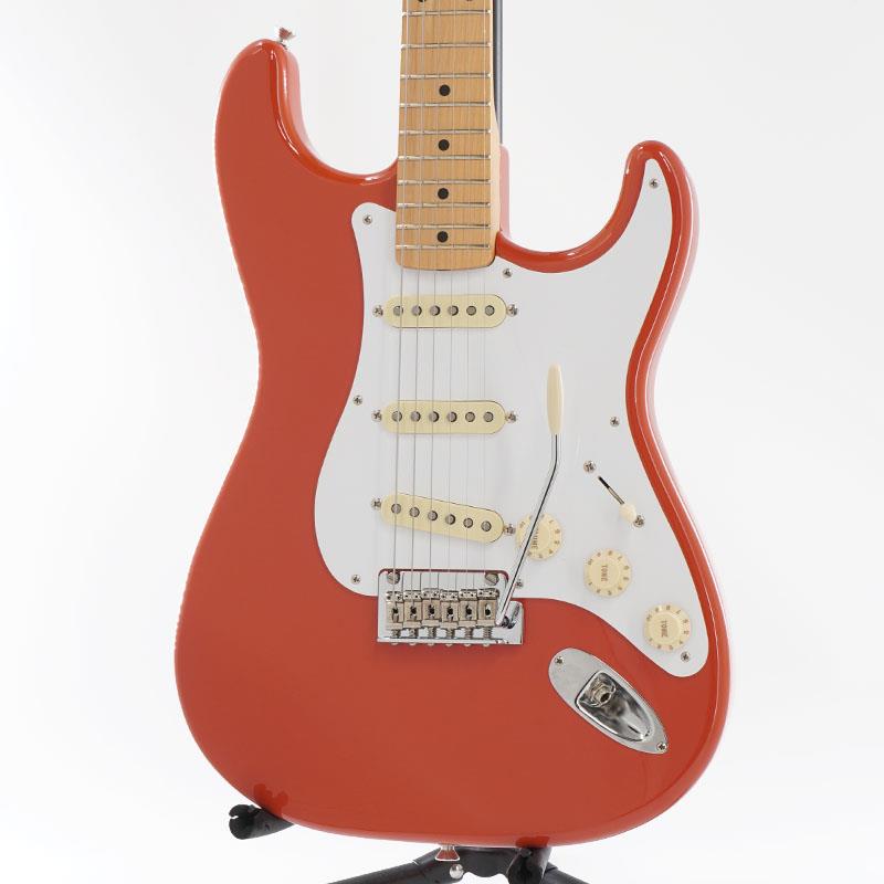 ■商品紹介お勧め中古品！現在は生産されていない仕様、Fender Made in Japan Hybrid 50s Stratocasterがお勧め中古品で入荷！2017年製です。鮮やかなFiesta Redカラーが映える1本です！Hybrid 50s Stratocasterは、フェンダーの定番モデルのルックスにモダンなスペックが調和したプレイヤーフレンドリーな楽器です。定評あるアルダーボディにVintage USピックアップを装備し、5-Wayスイッチング、ヴィンテージスタイルサドル付きの2点支持トレモロシステムをフィーチャーし、サテンフィニッシュのネック、ヴィンテージロッキングチューナー、250mmラジアスのミディアムジャンボフレットが、スムーズなプレイヤビリティとフィーリングを提供します。2021年からはHybrid II Stratocasterに細かいマイナーチェンジが行われており、より現代的で扱い仕様になっております。只、Hybrid 50s Stratocasterも昔からのトラディショナルな仕様のStratocasterと比べると十分にプレイアビリティも良く、どちらも捨てがたい仕様ではございます。【スペックの比較】■Hybrid Stratocaster (2017?2020年頃）・Neck Shape: U Shape・Number of Frets: 21・Frets Size: Medium Jumbo・Nut Width: 1.675″ (42.5 mm)・Fingerboard Radius:9.84（250 mm）・Truss rod access ： Headstock・Pickups: Fender USA Vintage Stratocaster・Controls: Master Volume， Tone 1. (Neck Pickup)， Tone 2. (Middle Pickup)■Hybrid II Stratocaster（2021年?）・Neck Shape: Modern C・Number of Frets: 22・Fret Size: Narrow Tall・Nut Width: 1.650 (42.0 mm)・Fingerboard Radius:9.5（241 mm）・Truss rod access ： Neck heel・Pickups: Hybrid II Custom Voiced Single Coil Stratocaster・Controls: Master Volume， Tone 1. (Neck Pickup)， Tone 2. (Bridge/Middle Pickup)ネックの握りは、Hybrid II Stratocasterと比べて、少し厚めにはなりますが、極端に太いという事はございません。只、より薄く握りやすい「Modern C」シェイプではなく、サイドの握りに少し厚みがある「U」シェイプになります。ナット幅もHybrid II Stratocasterが約42.0 mmに比べ、Hybrid Stratocasterが約42.5 mmと少し広めになります。ラディアスはHybrid II Stratocasterが9.5Rになりますが、Hybrid Stratocasterが9.84Rとなりまして、少し平らになります。フレットサイズはHybrid II StratocasterがNarrow Tallで、細身で高めのフレットになりますが、Hybrid StratocasterがMedium Jumboになりまして少し太めになります。また、フレット数はHybrid StratocasterはクラシカルなFender Stratocasterと同じく21フレットになりますが、Hybrid II Stratocasterはつば出し仕様の22フレットになっております。ネックの調整に関しても、Hybrid Stratocasterはトラスロッド（ネックの反り調整）を回すためにネックをボディから外す必要がありますが、Hybrid IIはヘッド側からそのまま六角レンチで調整できるようになっております。またネックが太い分、ネック鳴りも太い傾向がHybrid Stratocasterにはございます。PUに関しましてはHybrid StratocasterはPickup: Fender USA Vintage Stratocaster Pickupが搭載されており、カラッとしたヴィンテージ寄りのトーンを特徴としております。一方、Hybrid IIでは専用に新開発された「Custom Voiced Single Coil」を採用しております。出力のバランスが良く、エフェクターのノリが良い、より現代的でくせのないサウンドに仕上がっています。またトーン回路に関してもHybrid Stratocasterは従来のクラシカルなストラトと同じく、リアはトーンが効きませんが、Hybrid IIではリアにもトーンが効く仕様に変更されております。太めのネックがお好みでヴィンテージライクなUSA製PUのシャープなトーンがお好みな方にはHybrid Stratocasterはお勧めでございます。22フレットまで使いたく、ネック調整を楽にしたい、どんなジャンルにも馴染む弾きやすさと万能なサウンドが欲しい方は、Hybrid II Stratocasterがお勧めでございます。只、Hybrid Stratocasterは現在は生産終了をしておりますので、現在では中古品を探すしかございません。今回、そのHybrid Stratocasterのお勧め中古品が入荷致しました！2017年製です。全体の細かい傷、細かい塗装の汚れの箇所、ピックガードの傷、ボディトップやバックの元々からの細かい塗装のくぼみ、塗装の目やせ、パーツのくすみ等も見受けられますが、いずれもプレイアビリティには支障、問題ございません。当店にてフルメンテナンスとクリーニングを施しておりますので、すぐにご使用頂けます。フレットもご使用に問題ございません。ほぼ残っております。ナットも現状のご使用に問題ございません。トラスロッドも通常の調整に問題ございません。電装系もフルチェックしておりますので、動作に問題ございません。ウェイトは約3.29kgです。軽量で使い易いバランスです。付属品はオリジナルソフトケース、アームになります。この機会を是非、お見逃し無く！SN. JD17039088Weight≒3.29kg付属品　オリジナルソフトケース、アーム。■仕様詳細Body: AlderBody Finish: PolyesterBody Shape: StratocasterNeck Material: MapleNeck Finish: Satin PolyurethaneNeck Shape: U ShapeScale Length: 25.5″ (648 mm)Fingerboard: MapleFingerboard Radius: 250 mmNumber of Frets: 21Frets Size: Medium JumboString Nut: BoneNut Width: 1.675″ (42.5 mm)Position Inlays: Black DotsBridge Pickup: Fender USA Vintage StratocasterMiddle Pickup: Fender USA Vintage StratocasterNeck Pickup: Fender USA Vintage StratocasterControls: Master Volume， Tone 1. (Neck Pickup)， Tone 2. (Middle Pickup)Pickup Switching: 5-Position Blade: Position 1. Bridge Pickup， Position 2. Bridge and Middle Pickup， Position 3. Middle Pickup， Position 4. Middle and Neck Pickup， Position 5. Neck PickupPickup Configuration: SSSBridge: 2-Point Synchronized Tremolo with Vintage-Style Stamped Steel SaddlesHardware Finish: ChromeTuning Machines: Vintage-Style LockingPickguard: 1-Ply WhiteControl Knobs: Aged White PlasticStrings: (.009-.042 Gauges)※当店の取り扱い商品は中古の1点限りのご用意となります為、誠に勝手ながらご注文のお客様優先でのご案内とさせて頂きます。お問い合わせやお取置きのご依頼の際は予めご了承下さいますようお願い致します。イケベ楽器店Website以外の商品ページをご覧のお客様は、「取扱店舗の商品ページを見る」または「楽器店の購入ページへ」よりご注文下さい。入ページへ」よりご注文下さい。検索キーワード：イケベカテゴリ_エレキギター_テレキャスター・TLタイプ_Fender Made in Japan_Hybrid Stratocaster_ユーズド SW_Fender Made in Japan_ユーズド JAN:2500010893718 登録日:2026/06/30 エレキギター フェンダー ふぇんだー フェンダージャパン フェンジャパ フェンダーJ ストラト ストラトキャスター