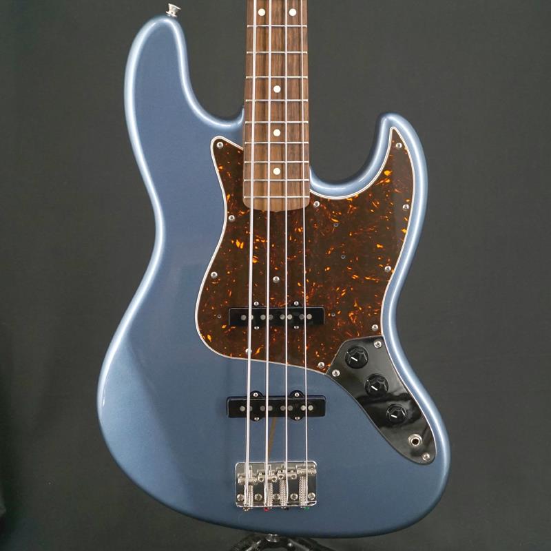 ■商品紹介ビンテージのフィーリングを再現した日本製フェンダー・ジャズベース本家アメリカ・フェンダー社の長年に渡って培われた技術を継承し、国産ならではの丁寧な仕事で組み込まれるフェンダージャパン製の本機。USAピックアップ、スパイラルブリッジを搭載した人気の高い1962年仕様を再現したモデルです。2014年製の本個体、状態としましては細かな擦り傷や軽い打痕はございますが比較的キレイなコンディションです。トラスロッドの効き、ネックコンディションは良好です。Weight≒4.15kg付属品：CoolZギグケース検索キーワード：イケベカテゴリ_ベース_エレキベース_JBタイプ_Fender Japan_ユーズド SW_Fender Japan_ユーズド JAN:2500030871161 登録日:2026/04/20 エレキベース フェンダー ふぇんだー フェンダージャパン フェンジャパ フェンダーJ