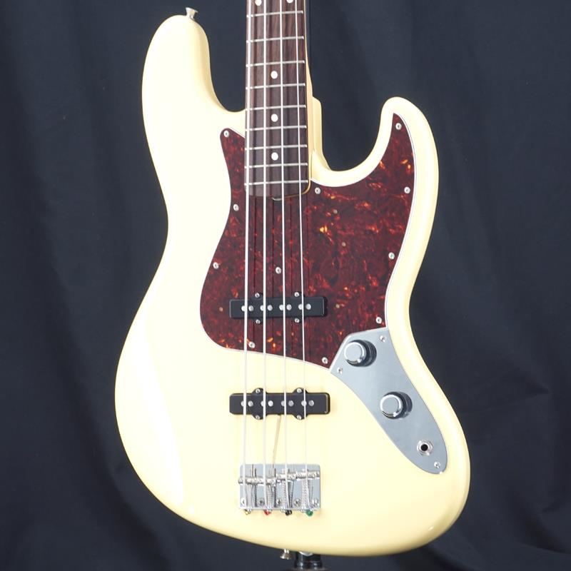 ■商品紹介Made in Japan Heritageは、ヴィンテージ楽器がプレイヤーに与える至高の演奏体験を追求したシリーズです。Fender Custom Shopでマスタービルダーとして名を馳せ、ヴィンテージ楽器に対して深い造詣を誇るマーク・ケンドリックの監修を得て採用された、ヴィンテージファンを魅了するスペックを詰め込んでいます。HeritageシリーズのすべてのモデルはUSA製品のプロファイリングデータを元に設計されており、ボディシェイプやネックシェイプも年代に合わせて採用。クロスワイヤーのピックアップやピックアップのセッティングとトーン、ボディのカラーの再現性など、細部に至るまでフェンダーの正統な系譜を受け継いでいます。Made in Japan Heritage 60s Jazz Bassはアルダーボディにラッカーフィニッシュを施し、使用年月と共に色合いに深みが増します。20本のヴィンテージスタイルフレットを装備した7.25インチラジアスの60s Cシェイプメイプルネック、4つのスレデッドスチールサドル付きヴィンテージスタイルブリッジ、そしてHeritageシリーズのために特別に選定されたピックアップなど、本製品を構成するすべての仕様はクラシックなプレイアビリティと甘いヴィンテージトーンを実現するためにこだわり抜かれています。細かな擦り傷や軽い打痕はあるものの比較的キレイなコンディションです。コントロール部分が3ノブから、2連CTS POTの2ノブ仕様に交換されております。トラスロッドの余裕はあり、ネックコンディションも大きなクセは無く良好です。Weight≒4.22kg付属品：汎用ソフトケース検索キーワード：イケベカテゴリ_ベース_エレキベース_JBタイプ_Fender Made in Japan_Heritage Jazz Bass_ユーズド SW_Fender Made in Japan_ユーズド JAN:2500030899370 登録日:2026/07/15 エレキベース フェンダー ふぇんだー フェンダージャパン フェンジャパ フェンダーJ ジャズべ ジャズベース