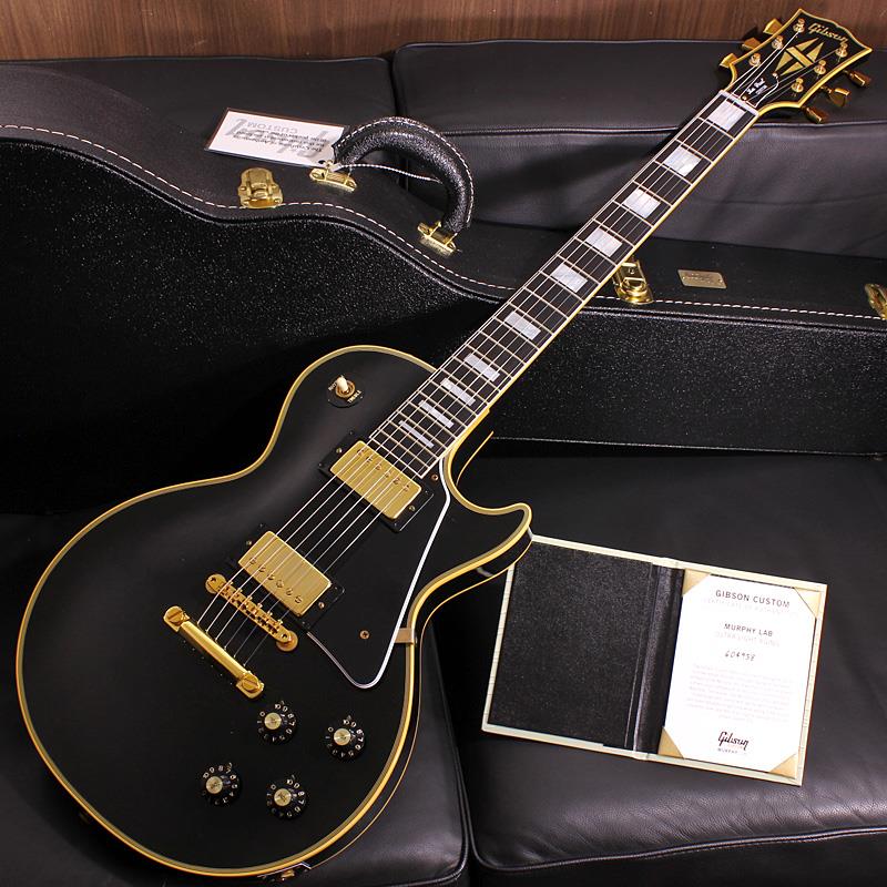 ■商品紹介〜 Murphy Lab 〜カスタムショップ内に誕生したMurphy Lab（マーフィー・ラボ）は、ナッシュヴィルのギブソン・カスタムショップ内に新設されたラボで、科学的検証に基づく最新の技術を駆使して、ギターのエイジング（ヴィンテージ・ギターの経時変化した外観と弾き心地を再現する処理）を専門に行います。ギブソン・カスタムショップの立ち上げ時のメンバーであり、ヒストリック・コレクション開発のプロジェクト・リーダーとして尽力したトム・マーフィーは、その後新品のギターにヴィンテージのルックスとフィーリングをもたらすエイジングというテクニックで活躍してきました。トムのヴィンテージ・ギターへの情熱と深い知識に裏打ちされた技術によって、ギブソン・ギターの自然なラッカーのクラック、演奏による摩耗を見事に再現しています。トム・マーフィーとギブソンは、経時変化によりウェザーチェックと呼ばれるクラックを生じさせる、1950年代、1960年代のニトロセルロースラッカーを科学的に解析し、その変化のプロセスをひも解き、あらゆるモデルのプロトタイプによるテストを重ねて、ヴィンテージ同様のナチュラル・ウェザーチェックを再現するラッカー・プロセスを開発しました。マーフィー・ラボは、トム・マーフィーがギブソン・カスタムショップのチームを率いて、プロトタイプをもとに、あらゆるボディシェイプ、フィニッシュ、エイジング・レベルの検証を始めたことから、その構想が生まれました。その結果、これまでにないリアリティとこだわりを追求したエイジングを行うために、ギブソン・カスタムショップ内に設立されました。トム・マーフィーの存在と、その芸術的な作品の数々は、ギブソンの歴史の中で重要な役割を果たし、今もそしてこれからもマーフィー・ラボとして永遠に引き継がれていきます。本機は4段階で設けられたエイジングレベルで最もダメージが軽微なコンディションの「Ultra Light Aged」が施された1968 Les Paul Custom Reissueです。ギター史に燦然と輝く偉大なLes Paulモデルが帰還を果たした1968年。Les Paul Standardと並び永遠のロックアイコンとしてスタイリッシュなロックギタ−リスト達に愛され続けるLes Paul Custom！特にメイプルボディトップが採用される事でより一層メリハリのあるサウンドを獲得したこの時期のこの仕様をお探しの方も多くいらっしゃるでしょう。Ultra Light Agedは長年ケースに入れて大事に保管されていたかのような、最小限のダメージに抑えられた経年変化の風合いが自然に表現され、軽微な塗装の剥がれ、穏やかなウェザーチェックや打ち傷等の加工が施されております。指板エッジにはロールド加工が施され、優れたグリップ感がプレイヤーの皆様にはさらに嬉しい仕上げとなっております。基本的なスペックは最新のHistoric Specを採用。68 Les Paul Custom用に開発された専用ピックアップやアップデートされたアッセンブリ、True Historicパーツに加え、ペグはKluson 501-VX通称ワッフルバックを装備しております。さらにレスポール再生産初年度である1968年の仕様がリアルに再現されており、実際のヴィンテージよりスキャンされたアーチ形状や、キャビティー形状、ネックグリップ、ネックヒール、14度のヘッド角等々、美しくも貫禄を増した1本に仕上がっております。原点に回帰することでさらなる進化を続けるGibson Custom Shopの最新型の入荷です。Custom Shop製ならではの素晴らしいトーン、Murphy Labが生み出す迫力満点のエイジングをぜひご堪能下さい！Serial No. 604958Weight≒4.29kg専用ブラックハードケース、Murphy Lab認定証 等付属■仕様詳細Body Wood: Carved 2-Piece Maple Top / Solid Mahogany BackNeck: 1-Piece Mahogany / Medium C ProfileFingerboard: EbonyFrets: Medium-Jumbo 22FretsPickups: 68 Custom HumbuckerControls: 2 volume ， 2 tone ， 3-way switchBridge / Tailpiece: Non-Wire ABR-1 / Lightweight TailpieceTuners: Kluson WafflebackHard ware color: Gold Murphy Lab Light Aged検索キーワード：イケベカテゴリ_エレキギター_レスポールタイプ_Gibson_Custom Shop_新品 SW_Gibson_新品 JAN:4580568419941 登録日:2026/08/08 エレキギター ギブソン カスタムショップ