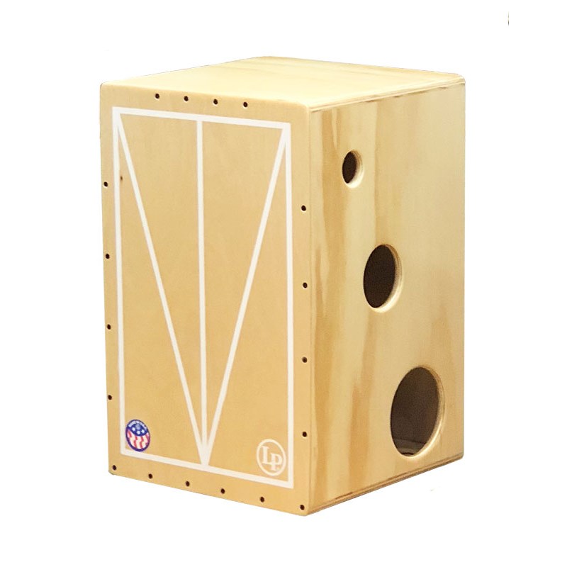 ■商品紹介LP/カホンMona Tavakoliと共に設計されたこのアメリカーナ・カホンは、LPのCustom Cajon Shopで製造され、2打面で演奏可能な仕様となっています。 クロスラミネートパインボディとバルチックバーチサウンドボードで作られたこちらには、工場で調整された4つのフォスファーブロンズ弦が装着されており、ユニークな3サウンドホール設計が施されています。H - 18 W - 11 3/4 D - 12 （高さ 約46.5cm × 幅 約30cm × 奥行き 約30.5cm）2打面演奏可能響き線：フォスファーブロンズ打面材：Baltic Birch側面材：Cross-Laminated PineMade in the USA検索キーワード：イケベカテゴリ_パーカッション_カホン_LP_新品 SW_LP_新品 JAN:0647139491509 登録日:2019/10/07 カホン パーカッション エルピー ラテンパーカッション