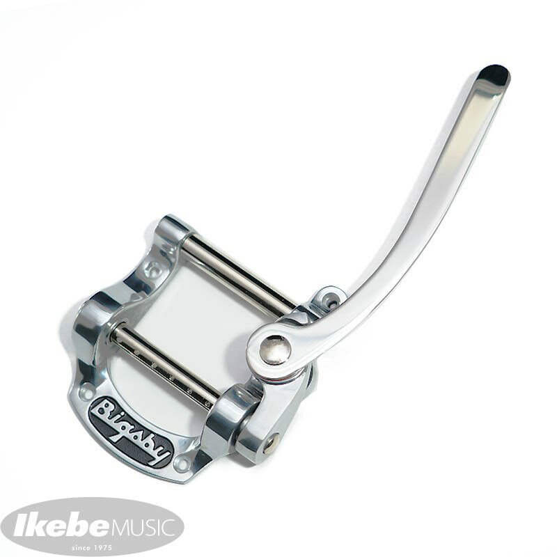 ■商品紹介B5モデルを基本デザインに弦交換を容易にしたピンレス仕様ビグスビー・オリジナル・カラマズー・シリーズは、現在もアメリカでサンド・キャスティング(砂型鋳造)という伝統的な手法を用いています。1950年代にポール・ビグスビーがオリジナル・ビグスビーを作っていた時の手法のまま、サンド・キャスト・モールド(砂型)に溶かしたアルミニウムを流し込んで製作しています。我々は、プレイヤーにとってギターがどれだけ大切なものであるかを理解しているからこそ、この手法を用いています。ビグスビー・カラマズー・シリーズ・ヴィブラート・システムは、ポール・ビグスビーの伝統的な手法を継承し、丁寧にハンドメイドしています。■付属品: 取付ネジ(4本)、テンション・スプリング、プラスティック・ワッシャー■研磨やメッキにより、サイズや重量等には個体差があります。■仕様詳細※取り付け、交換の際は楽器に傷を付けぬ様ご注意下さい。取り付け、交換は専門のリペアマンにご相談することをお奨め致します。検索キーワード：イケベカテゴリ_楽器アクセサリ_ギター・ベース用パーツ_ギター用ブリッジ・サドル・トレモロパーツ_Bigsby_新品 SW_Bigsby_新品 JAN:0885978317714 登録日:2022/04/05 ビグスビー