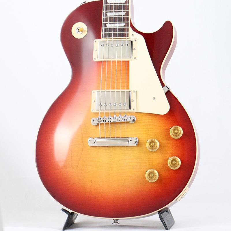■商品紹介Custom Shop Topを採用したJapan Exclusive Modelが入荷しました！！Gibsonの定番モデル「Les Paul Standard '50s」にGibson最上位ラインのCustom Shopに使用されるトップ材を使用した日本ディーラー限定モデルとなっております。Custom Shopらしい奥行きのある杢目は見る角度で表情を変える非常に美しいものとなっております。基本スペックはレギュラーモデルの「Les Paul Standard '50s」と同じくウエイトリリーフを施さないソリッドボディを採用、ネックシェイプは程よいグリップ感のあるVintage 50sを採用しています。キャビティは、基盤を使わず配線されており、コンデンサーはオレンジドロップが使われております。サウンドの要であるピックアップは通常、Burstbucker1，2が搭載されますが当モデルは、57 Classic Underwoundを採用。通常の57 Classicよりも出力を落としたUnderwound仕様となっており出力を抑えることで枯れたビンテージサウンドを再現。手元のコントロールやピッキングニュアンスで様々なサウンドバリエーションを放出し心地よいサウンドを奏でてくれます。近年では珍しい極上杢目の1本ですので是非この機会をお見逃しなく！■仕様詳細Weight≒4.08kgBodyMaterial: MahoganyTop: AAA Custom Shop Figured MapleBinding: Cream; Top and FretboardWeight Relief: NoneNeckNeck: MahoganyProfile: Vintage '50sNut width: 1.695/43.053mmFingerboard: RosewoodScale length: 24.75/628.65mmNumber of frets: 22， Medium JumboNut: Graph TechInlay: Acylic TrapezoidHardwareBridge: ABR-1 Tune-O-MaticTailpiece: Aluminum Stop BarTuners:Vintage Deluxe with Keystone ButtonPlating: NickelElectronicsNeck pickup: 57 Classic UnderwoundBridge pickup: 57 Classic UnderwoundControls: 2 Volume， 2 Tone; Hand-wired with Orange Drop Capacitorsハードケース付属検索キーワード：イケベカテゴリ_エレキギター_レスポールタイプ_Gibson_Les Paul Models_新品 SW_Gibson_新品 JAN:4570156016140 登録日:2025/11/28 エレキギター ギブソン レスポール