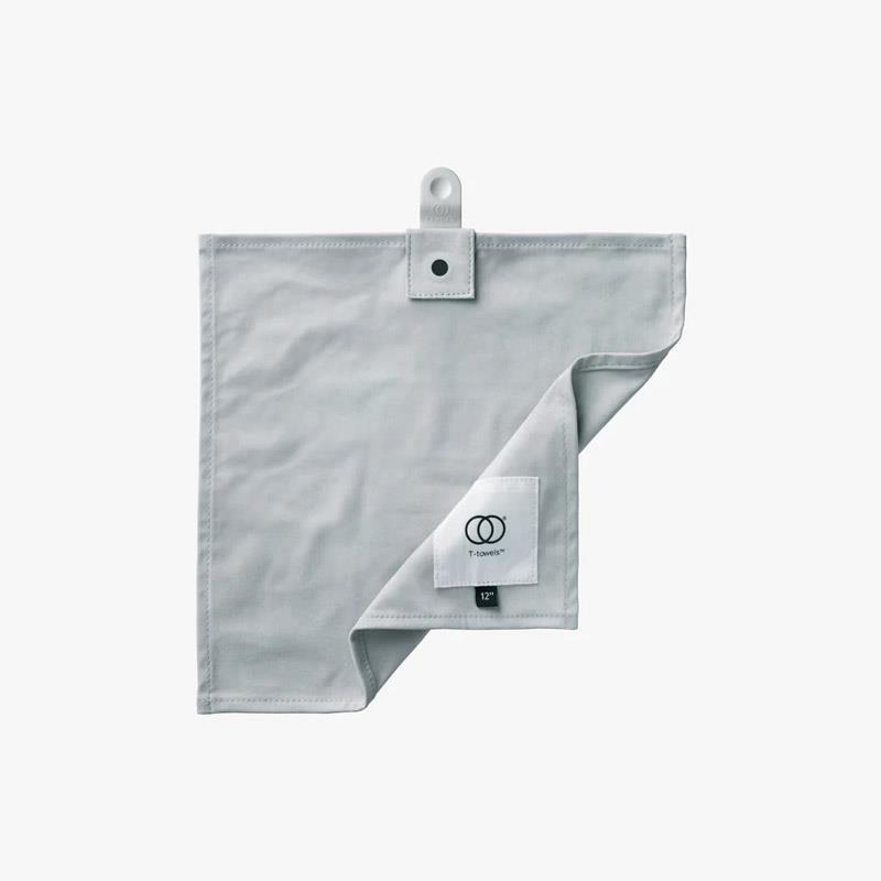■商品紹介T-towels(R)は、ライブドラムに1960年代を思わせるクラシックなミュートサウンドをもたらします。多くのドラマーやレコーディング・プロデューサーが求める、あの温かくタイトな音色を簡単に再現できます。装着すると、ピッチがわずかに下がり、音量が数dB抑えられ、耳につく倍音が滑らかになります。一方で、適度なサステインと、ドラム本来の生き生きとした響きを感じさせる繊細な音のニュアンスはしっかり残します。その結果、ドラムサウンドはミックスの中に自然に収まり、温かみがあり、パンチの効いた音色となり、ほかの楽器のための音のスペースも確保できます。T-towelsならではのサウンドの秘密は、その素材にあります。T-suede(TM)は、T-towels専用に独自開発された高品質な合成スエード素材です。手触りは上質で、ドラムに装着すると優れたサウンドを生み出します。平らな状態でも、折りたたんだ状態でも使用可能です。折りたたんで使う際は、付属のマグネット式クラスプで固定できるため、形をきれいに保ち、常に安定したサウンドが得られます。T-towelsは、成形シリコン製のタブを使って一般的なテンションロッドに簡単に取り付けられます。親指マークの部分を押すだけで装着でき、取り外す際は上方向に引くだけです。8〜13インチのラックタムおよびスネアドラムに最適です。検索キーワード：イケベカテゴリ_ドラム_その他ドラムアクセサリ_Tandem Drums_新品 SW_Tandem Drums_新品 JAN:0199284854543 登録日:2026/07/15 タンデムドラム