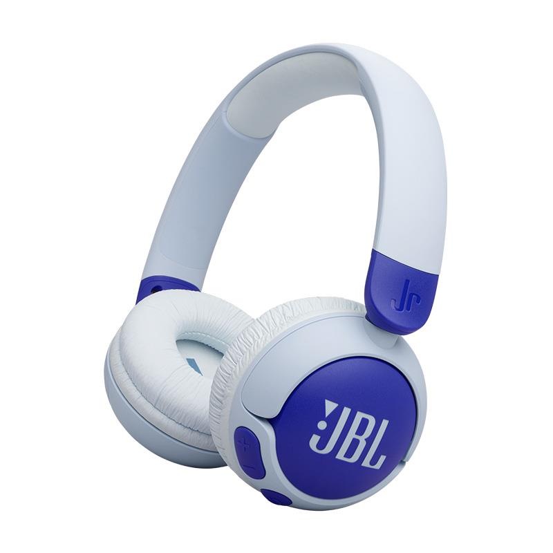 ■商品紹介商品型番：JBLJR320BTBLU【製品の特長】ヘッドホンから出るボリュームを85dB未満に制限することで誤操作による突然の大音量での再生や、長時間のリスニングによる難聴を予防し、子どもたちの耳を守る安全な仕様設計のヘッドホンです。 Bluetooth搭載の本モデルではJBL Headphonesアプリに初対応。最大85dBのボリューム制限を細かく調整できるようになり、お子様の成長に合わせカスタマイズすることが可能になりました。さらに制限時間リマインダーや使用レポート作成機能の搭載により、お子様のヘッドホンの使用状況を保護者が管理することで、安心してご使用いただくことができます。連続再生時間も前モデルの約30時間から約50時間へと大幅なアップデートし、楽しみながらお子様の耳の健康を管理できる製品です。●JBL セーフサウンドヘッドホンから出るボリュームを85dB未満に制限することで誤操作による突然の大音量での再生や、長時間のリスニングによる難聴を予防し、子どもたちの耳を守る安全な仕様と、動画や音楽試聴のための迫力の「JBLサウンド」を実現しました。●アプリでモニタリング現在の音量や使用時間の確認をリアルタイムに行うことができるだけではなく、最大音量の変更や1日の使用時間制限の設定を行うことで、お子様の使い方を成長などに合わせてより細かく管理することが可能です。使用レポート作成機能も搭載し、1日単位または1週間単位で使用時間と音量状況をモニタリングすることができるため、保護者の方も安心してお子様の耳の健康を管理することができます。●音量と再生時間をカスタマイズJBL Headphonesアプリを使って85dBの最大音量の自動制限を設定したり、より低い音量にカスタマイズできます。最大音量と日々のリスニング時間の両方を制限してリスニングの設定をカスタマイズすることも可能です。●高性能マイク搭載家庭学習やオンライン授業にも最適な高性能マイクを搭載。オンラインにおけるコミュニケーションをサポートし、快適な通話環境を提供します。●お子様向けの設計丸みを帯びた本体は小さなお子様の手でも握りやすく、本体装備の操作ボタンも簡単に操作できるよう大きめに設計。移動やオンライン学習など長時間での使用でも快適にご使用いただけるよう、本体重量約125gの超軽量設計、ヘッドパッド厚約12mm、肌触りのよいもちもちのソフトなイヤーパッドを採用するなどの工夫を施しました。●スタンドにもなる製品パッケージ製品中箱はタブレットやスマホスタンドにDIYできる新発想のパッケージを採用。スタンドにもステッカーを貼って自分だけのスタンドにカスタマイズすることが可能です。●最大再生時間約50時間旅行や移動中に頻繁な充電に煩わしさから解放される最大再生時間約50時間のロングバッテリーを実現。急速充電にも対応しており、5分間の充電でさらに約3時間の使用時間を確保できます。●楽しくカスタマイズヘッドホンのカスタマイズが可能なステッカーを同梱。お好みのステッカー貼ってオリジナルデザインのヘッドホンを作ることも可能です。【製品の仕様】仕様一覧ドライバ（mm）32Number of Microphones1オーディオ仕様再生周波数帯域20 Hz - 20 kHzサイズ重量（g）124.5コントロール及び接続仕様Bluetoothバージョン5.3バッテリー最大再生時間（時間50特徴オンイヤー有折りたたみ可能有Speed charge有内蔵マイク有マルチポイント機能有ワイヤレス有急速充電有充電可能バッテリ有Bluetooth(R)有JBL Headphone App有■同梱物JBL Junior 320BTヘッドホン×1USB Type-C充電ケース×1ステッカーシート×1※ご購入いただいた製品を長く安心してご利用いただくため、 JBL国内サイトでの製品登録（無料）をおすすめしています。※詳細な製品仕様はメーカーサイトをご確認お願い致します。※ご使用前にご利用環境や動作状況などを予めご確認の上、ご購入をお願い致します。※商品の仕様、価格並びに付属品などは予告なく変更することがあります。#ジェービーエル #ジェイビーエル検索キーワード：イケベカテゴリ_レコーディング_ヘッドフォン・イヤフォン_ワイヤレスヘッドフォン_JBL_新品 SW_JBL_新品 JAN:4968929222933 登録日:2026/06/05 ジェービーエル