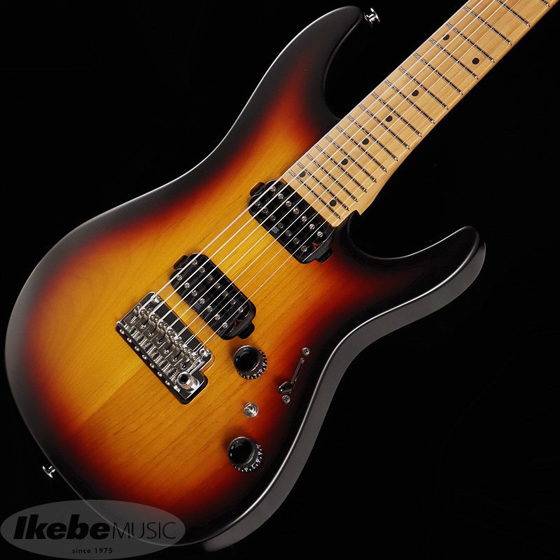 ■商品紹介Ibanez Prestige AZ Model新世代ギタリストのスタンダード・モデル、 AZシリーズでラインナップする7弦ギターの新世代モデル◆AZ7 Oval C Neck GripAZ7 Oval C Neck Grip既存のAZシリーズ6弦モデルは、自社・他社問わず数十種類のギターのネック・グリップを計測、分析して完成したオリジナル・ネック形状を採用しています。指板とネックの接着面から指板エッジにかけてなだらかに落とし込むようにシェイピングし、指板エッジを丸めたコンフォート・グリップです。ボールミル加工によって正確に且つ確実にその形状を再現しています。AZ-7モデルでは、6弦モデルと同様のネック厚を踏襲、AZシリーズに共通するスムースなグリップ感を感じていただけます。ネック幅はナットで47mm、最終フレットで66mmに設定しています。◆Seymour Duncan Hyperion-7 Pickups長い歴史を持ちつつ、今も尚新たな取り組みを続けているピックアップ・ブランドの代名詞Seymour Duncan社とのコラボレーションによって生まれたAZシリーズ専用ピックアップ、ハイペリオン。歪ませてもどこかに原音のクリーンさを残す様、出力を抑え気味にし、ピッキングの追従性と再現性にポイントをおいたカスタム・ピックアップです。新たに開発した7弦用のハイペリオン・ピックアップを搭載しています。7弦でアプローチする低音域から1弦で紡ぐ高音域まで、トータルのバランスを重要視しつつもエフェクトの乗りの良さも追求しました。◆Gotoh T1872S tremolo bridgeGotoh T1872S tremolo bridgeIbanezとGotohとのコラボレーションで生み出したAZシリーズ専用の T1802トレモロ・ブリッジを新たに7弦用にアレンジしたT1872Sトレモロ・ブリッジを搭載しています。弦間ピッチは6弦モデル同様に10.5mmのナロー・スペーシング設計で、スキッピングやハイブリッド・ピッキングを多用するプレイヤーが要求する、弦間をまたいだピッキングのしやすさを実現しています。音の立ち上がりが良さと、ソリッドかつファットなサウンドの両立を実現する、硬質な切削チタン製サドルと切削スチール製イナーシャ・ブロックを採用し、伸びのある高音域を特徴としています。また、Ibanez Edgeトレモロのアームや、ウルトラ・ライト・トレモロ・アーム（カーボン製/UTA20/別売）も流用出来るアーム・ソケットを採用。従来のアームの様に回し入れることなくスナップ・インでアームを装着することが可能です。アーム取り付け部のトルクキャップを回転させることで、簡単にトレモロ・アームのトルク調整ができます。加えて、スタッドに埋め込まれたイモネジでがっちりと固定することで、チューニングのスタビリティやレゾナンスに大きく貢献するスタッド・ロック機構をも標準装備しています。スムーズなアーミングやアームアップが可能な2点支持フローティングを採用、トレモロ・スプリングは適度なテンション感を狙って4本掛けしています。◆Gotoh MG-T locking machine heads弦交換の利便性を追求し、チューニングのスタビリティに定評のあるGotoh MG-T ロッキング・マシンヘッドを採用しました。指でダイヤルを回すことにより、ポスト穴に通した弦を簡単にロックできる構造です。◆The spring-muting rubberシンクロナイズド・トレモロ・ギターに起こりがちなスプリングの共振/共鳴を抑えるために、ゴム製のスプリング・ミュートを装着しています。◆Graph Tech BLACK TUSQ XL nutすべりの良いチューニングの安定性を誇るGraph Tech製のナットを採用しています。クリアなサウンドとサスティーンの良さを両立しています。◆Alter switch for dyna-MIX wiringミニ・スイッチの切替えひとつで自由自在にハムバッカーとシングルコイル・モードを行き来することができ、多数のサウンド・バリエーションを確保しています。限られた機材で限られた機材で一人何役もこなさなければならない現代のギター・プレイヤー向きのスイッチング・システムです。●AlterスイッチSSHモデル…ネックとセンターのシングル・コイルをシリーズ配線し、24Fのネック・ハムバッカー・サウンドをシミュレートしています。HHモデル…リアルなシングルコイルサウンドを実現するPower Tapモードへの切り替えとなります。片方のコイルはタップさせ、もう片方のコイルの低音域を生かす特殊配線が施された、ただのタップでは得られないクリアな高音域と太くて輪郭のハッキリしたサウンドが特徴です。◆Luminlay side dot inlay照明などでめまぐるしく変化する演奏環境に対応してくれる、高い視認性を誇る3.0mm径の蓄光材ドット・ポジションを採用しています。暗いステージの上でも自分の弾きたい音を見失うことはないでしょう。※画像はサンプルです。製品の特性上、杢目、色合いは個体ごとに異なります。■仕様詳細SPECneck type AZ7 Oval CS-TECH WOOD Roasted Maple necktop/back/body Alder bodyfretboard S-TECH WOOD Roasted Maple fretboardBlack dot inlayfret Jumbo Stainless Steel fretsPrestige fret edge treatmentnumber of frets 24bridge Gotoh T1872S bridgestring space 10.5mmneck pickup Seymour Duncan Hyperion 7 (H) neck pickupPassive/Alnicobridge pickup Seymour Duncan Hyperion 7 (H) bridge pickupPassive/Alnicofactory tuning 1E，2B，3G，4D，5A，6E，7Bstrings D'Addario EXL110-7string gauge .010/.013/.017/.026/.036/.046/.059nut Graph Tech BLACK TUSQ XL nuthardware color ChromeNECK DIMENSIONSScale : 648mm/25.5Width 47mm at NUTWidth 66mm at 24FThickness 20.5mm at 1FThickness 22.5mm at 12FRadius 305mmRハードシェル・ケース付属検索キーワード：イケベカテゴリ_エレキギター_STタイプ_Ibanez_新品 SW_Ibanez_新品 JAN:4549763280091 登録日:2021/01/28 エレキギター アイバニーズ イバニーズ