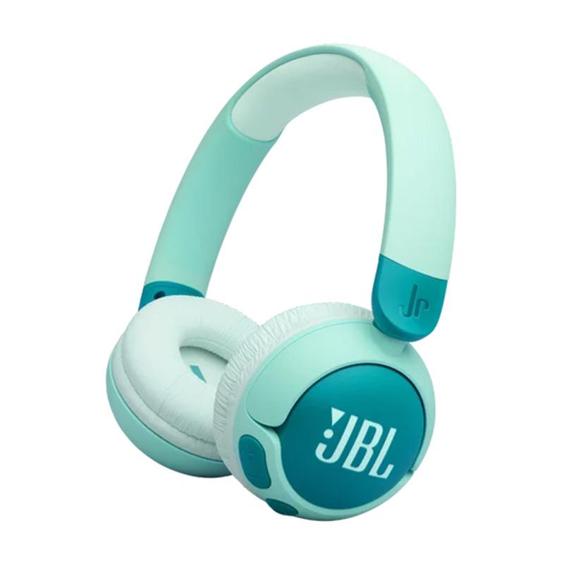 ■商品紹介商品型番：JBLJR320BTGRN【製品の特長】ヘッドホンから出るボリュームを85dB未満に制限することで誤操作による突然の大音量での再生や、長時間のリスニングによる難聴を予防し、子どもたちの耳を守る安全な仕様設計のヘッドホンです。 Bluetooth搭載の本モデルではJBL Headphonesアプリに初対応。最大85dBのボリューム制限を細かく調整できるようになり、お子様の成長に合わせカスタマイズすることが可能になりました。さらに制限時間リマインダーや使用レポート作成機能の搭載により、お子様のヘッドホンの使用状況を保護者が管理することで、安心してご使用いただくことができます。連続再生時間も前モデルの約30時間から約50時間へと大幅なアップデートし、楽しみながらお子様の耳の健康を管理できる製品です。●JBL セーフサウンドヘッドホンから出るボリュームを85dB未満に制限することで誤操作による突然の大音量での再生や、長時間のリスニングによる難聴を予防し、子どもたちの耳を守る安全な仕様と、動画や音楽試聴のための迫力の「JBLサウンド」を実現しました。●アプリでモニタリング現在の音量や使用時間の確認をリアルタイムに行うことができるだけではなく、最大音量の変更や1日の使用時間制限の設定を行うことで、お子様の使い方を成長などに合わせてより細かく管理することが可能です。使用レポート作成機能も搭載し、1日単位または1週間単位で使用時間と音量状況をモニタリングすることができるため、保護者の方も安心してお子様の耳の健康を管理することができます。●音量と再生時間をカスタマイズJBL Headphonesアプリを使って85dBの最大音量の自動制限を設定したり、より低い音量にカスタマイズできます。最大音量と日々のリスニング時間の両方を制限してリスニングの設定をカスタマイズすることも可能です。●高性能マイク搭載家庭学習やオンライン授業にも最適な高性能マイクを搭載。オンラインにおけるコミュニケーションをサポートし、快適な通話環境を提供します。●お子様向けの設計丸みを帯びた本体は小さなお子様の手でも握りやすく、本体装備の操作ボタンも簡単に操作できるよう大きめに設計。移動やオンライン学習など長時間での使用でも快適にご使用いただけるよう、本体重量約125gの超軽量設計、ヘッドパッド厚約12mm、肌触りのよいもちもちのソフトなイヤーパッドを採用するなどの工夫を施しました。●スタンドにもなる製品パッケージ製品中箱はタブレットやスマホスタンドにDIYできる新発想のパッケージを採用。スタンドにもステッカーを貼って自分だけのスタンドにカスタマイズすることが可能です。●最大再生時間約50時間旅行や移動中に頻繁な充電に煩わしさから解放される最大再生時間約50時間のロングバッテリーを実現。急速充電にも対応しており、5分間の充電でさらに約3時間の使用時間を確保できます。●楽しくカスタマイズヘッドホンのカスタマイズが可能なステッカーを同梱。お好みのステッカー貼ってオリジナルデザインのヘッドホンを作ることも可能です。【製品の仕様】仕様一覧ドライバ（mm）32Number of Microphones1オーディオ仕様再生周波数帯域20 Hz - 20 kHzサイズ重量（g）124.5コントロール及び接続仕様Bluetoothバージョン5.3バッテリー最大再生時間（時間50特徴オンイヤー有折りたたみ可能有Speed charge有内蔵マイク有マルチポイント機能有ワイヤレス有急速充電有充電可能バッテリ有Bluetooth(R)有JBL Headphone App有■同梱物JBL Junior 320BTヘッドホン×1USB Type-C充電ケース×1ステッカーシート×1※ご購入いただいた製品を長く安心してご利用いただくため、 JBL国内サイトでの製品登録（無料）をおすすめしています。※詳細な製品仕様はメーカーサイトをご確認お願い致します。※ご使用前にご利用環境や動作状況などを予めご確認の上、ご購入をお願い致します。※商品の仕様、価格並びに付属品などは予告なく変更することがあります。#ジェービーエル #ジェイビーエル検索キーワード：イケベカテゴリ_レコーディング_ヘッドフォン・イヤフォン_ワイヤレスヘッドフォン_JBL_新品 SW_JBL_新品 JAN:4968929222957 登録日:2026/06/05 ジェービーエル