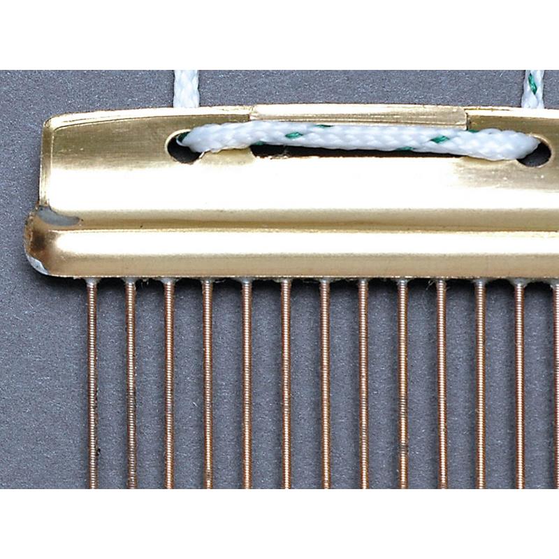 ■商品紹介響き線の1本1本がチューニングされた状態で両端に溶接されたスナッピーです。自然な張り具合で、太鼓の音をバランス良くまとめます。コード止め、テープ止めのストレイナーならすべて装着可能です。なお、Grover Proのスネアワイヤーは、しっかりとしたスネアベッドがあるドラムに適しています。また、過度なテンションは不要で、締めすぎると音が詰まったようになり、響きが損なわれます。正しく調整すれば、繊細かつパワフルな音色が得られます。仕様：クラブ/ダーク (柔らかくしっかりした響き)ゲージ：ライト材質：シルバー線数：15本サイズ：14″ 内面当たり紐：ダクロンコード、ナイロンストラップ付検索キーワード：イケベカテゴリ_ドラム_その他ドラムアクセサリ_Grover Pro Percussion_新品 SW_Grover Pro Percussion_新品 JAN:0874833003220 登録日:2025/07/21 グローバー