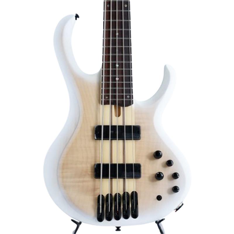 ■商品紹介【チョイキズ特価/メーカーアウトレット品】海外仕様/メーカーサンプル等、国内未流通モデルをアウトレット超特価にて大放出！ここでしか入手できないレアモデルを是非お買い得にゲットして下さい！※メーカーデモ機の為、演奏に支障がない程度の傷や塗装不良等がございます。また、メーカー保証期間は通常より短い3ヶ月保証となります。----------------------レギュラーカラーにはない、希少なメーカーサンプル品が入荷！フレイムメイプルのトップとオクメのバックをアッシュのウィングに組み合わせ、グラファイトで補強されたメイプル／ウォルナットネックに、アバロン製ドットポジションマーカーを配した24フレットのローズウッド指板を採用しています。ボディはダブルカッタウェイ仕様で、細く滑らかにカーブした特徴的なホーンが印象的です。また、仕様としては、3バンドEQを備えたIbanezカスタムプリアンプに、Bartolini BH2パッシブピックアップを2基搭載。ゼロフレットを含むステンレス製フレット、弦間隔19mmのモノレールブリッジ、ロック式のNeutrik製ステレオアウトジャック、プラスチックナット、そしてIbanez製チューニングマシンを装備しています。IBB101ソフトケース付属検索キーワード：イケベカテゴリ_ベース_エレキベース_多弦ベース_Ibanez_BTB (Boutique Bass)_アウトレット SW_Ibanez_アウトレット JAN:2500030870263 登録日:2026/04/09 エレキベース アイバニーズ イバニーズ