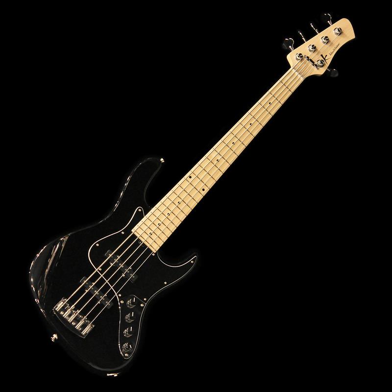 ■商品紹介MVに待望のブラックが登場！Kikuchi の匠を余すことなく、より多くのプレイヤーが手に取れるよう製作される Hermes日本を代表するルシアー菊地嘉幸氏が、世界的な現代の名工 Roger Sadowsky の下を訪れてから 30 年の節目に、Kikuchi Guitars は誕生しました。Sadowsky イズムを正確無比に受け継ぎながら深めた楽器への造詣を、余すことなく体感することができます。こちらの「Hermes」シリーズは、ブランドのスタンダードシリーズとなります。基本的なスペックや製造クオリティはカスタムモデルとほぼ同等でありながら、スペックを固定したレギュラーモデル展開により、ハイコストパフォーマンスを実現しています。スタンダードシリーズとはいえ、カスタム同様ローアクションに設定可能な点は、高精度に加工されたネック、指板のストレート、フレッティングの正確さがあってこそ。バランスのとれたボディ、その他様々な要素が見事に楽器の形に纏め上げられており、プレイアビリティの高さはもとより、4キロを切る軽さにして、タイトで力強い低音弦の鳴り、ビシッときまる鋭いスラップサウンドなど、他では味わえない魅力が詰まった菊地氏の集大成ともいえるモデルです。SadowskyやThree Dots Guitarsでの知識や経験を集約した、菊地氏の集大成とも言えるブランド「Kikuchi Guitars」の、世界クラスのサウンドとプレイヤビリティを是非ご体感ください！【菊地 嘉幸（きくち・よしゆき）】1993年 単身渡米し、Sadowsky Guitars NYC の工房で技術を学ぶ。帰国後、Sadowsky Tokyo をスタート。Roger Sadowsky との密接な関係を保ちながら、JT シリーズ、Metroline シリーズ、Sadowsky TYO などを世に送り出す。2019年 Three Dots Guitars を立ち上げ。2023年 自身の集大成として Kikuchi Guitars を立ち上げ、今日に至る。＜付属品＞セミハードケース他------＜製品の特徴＞- Neck -最適な楽器の鳴りや演奏時の重量バランスを生み出すよう、ネックは強度を高め、ヘッドは厚みを持たせました。一般的な J スタイルよりも細くしたナット幅と、耐久性と演奏性を求め適度に厚みを残し、握りこみ易くしたネックグリップにより、ローポジションからハイポジションまで、そしてネック幅のワイドな5弦のミュートもスムーズに演奏することができます。また、ニッケルフレットの中でも硬度の強いフレットを採用することで、フレットを押さえた時に発生するノイズを減少させ、ニッケルフレットでありながらもパンチのあるサウンドを生み出します。フレット数は、幅広い音楽ジャンルに対応できるよう 22F を採用しました。極端なツバ出し加工も行わず、ネックジョイント位置をよりブリッジ側へ深く設計することで 21F ベースのようなフィールで演奏することができます。様々な奏法や音楽ジャンルにも対応できるよう、弦高がどのフレットポジションでも均一にセットアップされているため、力強いピッキングにはパワフルに、そして優しく撫でるようなフィンガリングには暖かく包み込むような優しいトーンを奏でます。- Body -日本人の体形でもストレスなく演奏できるようボディ形状をリデザインしたディンキーシェイプを採用。モダンなトーンを奏でる取り回しの良さだけでなく、適度な重みを持たせたソリッドボディが、発音良いトーンを奏で、様々なトーンバリエーションを生み出します。MV モデルは Ash 材を採用。Maple 指板の軽快で歯切れの良いトーンに加え、乾いたパンチのあるトーンが特徴です。- Hardware -Custom Series に採用されている、軽量かつ操作性抜群の Hipshot パーツを各部に配置、木材の特性をストレートに伝えよりナチュラルな響きを生み出します。- Pickups -Custom Series にも採用されている DiMarzio 製カスタムモデルを搭載しました。シャープかつ歯切れが良く、パワー感があり、ノイズを低減するハムキャンセルピックアップです。- Preamp -Kikuchi が理想とする最高のトーンを実現すべく、世界最高峰のデザインメーカーと共同開発した Custom Series にも採用されているオリジナルプリアンプを搭載しました。ブースト時には、どのセッティングでも低音域と高音域がクリアで自然なトーン、ミッドレンジをスクープするようにし、パッシブ/アクティブ切り替え時には、聴感上の音量と音質差を極力低減するように設計しました。■仕様詳細＜スペック＞■Body: Ash 2-Piece (Solid)■Neck: Maple， Thin Matte Nitro■Fingerboard: Maple■Fingerboard Radius: 12″ (305R)■Nut Material: Tusq■Nut Width: 46mm■Fret: DHP24H， 22F■Scale: 864mm (34″)■Bridge: Hipshot 19mm Spacing■Tuner: Hipshot License Ultra-Light■Pickups: DiMarzio 5HC in 60’s Locations■Preamp: Kikuchi Guitars Original Preamp■Controls: Master Volume， Pickup Balancer， Passive Roll Off Tone (w/Pull Switch for Preamp Bypass)， Treble/Bass Boost■Weight: ≒3.85kg検索キーワード：イケベカテゴリ_ベース_エレキベース_多弦ベース_Kikuchi Guitars_新品 SW_Kikuchi Guitars_新品 JAN:4571220089985 登録日:2026/07/29 ベース エレキベース キクチギターズ
