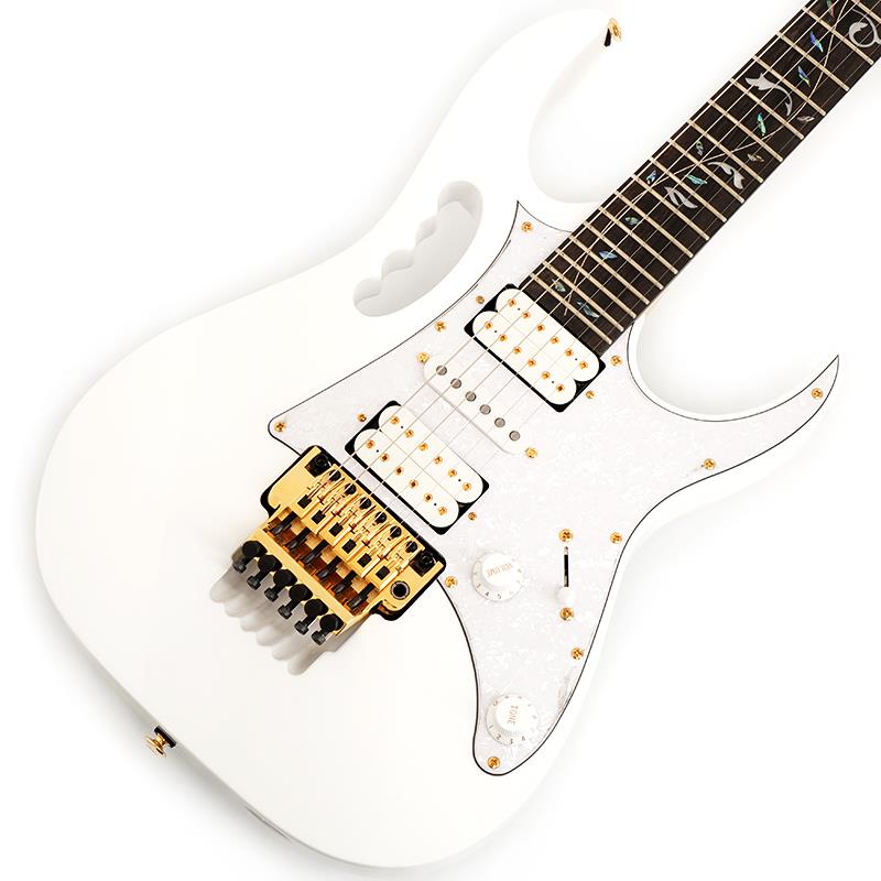 ■商品紹介JEM Steve Vai Signature Model !!もはや説明不要の Steve Vai シグネチャー・モデル JEM Premium シリーズ から登場！！◆Wizard 5pc Maple/Walnut neckメイプル材、ウォルナット材をラミネートしたWizard 5pc ネックです。高い剛性、豊かなサステイン、Ibanezらしい薄いシェイプのネックならではのスムーズな演奏性を併せ持っています。ボリュートやヘッドストック裏のグロス塗装、さらにはヒールのスムーズ加工など、Prestigeやj.customにも通ずるこだわりを多く備えています。◆Ebony fretboard w/ Jumbo Frets & Tree of Life inlay音の立ち上りに優れブライトな音色を特徴とするエボニー材指板。軽いタッチで押弦でき、速いパッセージを弾いたり、スムーズなチョーキングを行える点に優れている、ジャンボサイズ・フレットを採用しています。また、フレット・エッジに球面加工を施すことにより、運指時に指に当たる抵抗を軽減し、一段上の弾き心地を実現しています。◆Alder body & Monkey Gripバランスの取れた明るいトーン特性と豊かなサスティーンが特長のアルダー材をボディ材に採用。JEMの特徴であるMonkey Grip加工を施しています。◆DiMarzio Steve Vai Signature Evolution pickupsハイゲインでありながら分厚く、パンチのあるサウンドが特長の、シグネチャー・ピックアップです。DiMarzio社の特許でもあるデュアルレゾナンス・コイル・テクノロジーを使い、通常のハムバッキング・ピックアップよりも倍音成分の豊かなサウンドを実現しています。ライブではもちろん、ミックスの中でも埋もれないプレゼンスと透明感を持っているため、レコーディング時にもその性能を十分に発揮できます。◆Edge tremolo bridge & Lion’s Crow滑らかな操作性と煌びやかなサウンドが特徴のオリジナル・トレモロ・ブリッジ Edgeを搭載しています。JEMの特徴であるLion’s Crowキャビティ掘り加工を施しています。◆Gotoh machine headスムーズな動作と信頼性、耐久性が世界中のギタリストに評価されているGOTOH製マシンヘッドを搭載。※画像はサンプルです。製品の特性上、杢目、色合いは個体ごとに異なります。■仕様詳細SpecsNeck type Wizard 5pc Maple/Walnut w/KTS TITANIUM rodsBody Alder bodyFretboard Ebony fretboard w/Tree of Life inlayFret Jumbo fret w/Premium fret edge treatmentBridge Edge tremolo bridgeMachine head Gotoh machine headsNeck pickup DiMarzio Evolution (H) neck pickupMiddle Pickup DiMarzio Evolution (S) middle pickupBridge pickup DiMarzio Evolution (H) bridge pickupControls， Pickup selector 1 Volume， 1 Tone， 5-way lever switchHardware color GoldStrings gauge .009/.011/.016/.024/.032/.042 (D'Addario EXL120)Neck DimensionsScale 648mm/25.5Width at Nut 43mmWidth at Last Fret 58mmThickness at 1st 18mmThickness at 12th 20mmRadius 400mmRギグ・バッグ付属検索キーワード：イケベカテゴリ_エレキギター_STタイプ_Ibanez_新品 SW_Ibanez_新品 JAN:4549763184313 登録日:2025/10/24 エレキギター アイバニーズ イバニーズ