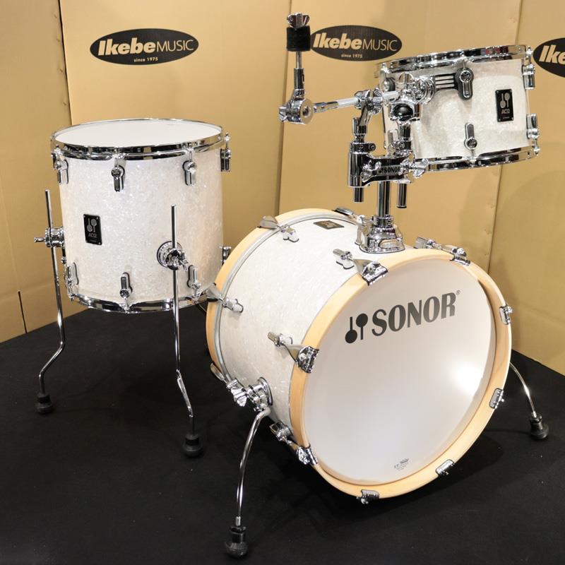 ■商品紹介☆中古品☆SONOR AQ2シリーズのの中古小口径ドラムセットが入荷いたしました。中古品の為、キズや汚れ等の使用感がございます。スネアドラムは付属しません。＜AQ2 BOP Shell Set＞アウターとインナーに北米産メイプルを、芯材にアジア産のメイプルを使用した、ミドルクラスドラムセット・シリーズAQ2！こちらのBOP（ボップ）キットは、18インチのバスドラムを中心に12インチ・タムタム＆14インチ・フロアタムの、いわゆるトラディショナルなジャズ系のサイズ構成。サイズ的に持ち運びしやすく、セッティングも簡単。さらに、ラグには、チューニングの緩みを防止する「チューンセーフ」を内蔵。もちろん、1875年創業の歴史と伝統あるSONORサウンドをしっかりと受け継ぎ、小口径ながら適度な音量と素晴らしい鳴り、そして、十分にご満足いただける、しっかりとした芯のあるふくよかなサウンドを実現！ジャズ系の楽曲だけでなくポップスや歌ものロックまで幅広く対応し、スペースの限られた場所でのプレイにお使いいただける小口径ドラムセットとなっております。さらに、タムタムとシンバルをセッティング可能なホルダーもセットアップし、セッティングも思うがままの、初心者にはもちろん、中級・上級のドラマーにも十分満足できるスペックのドラム・キットとなりました。こちらは、カバリング・フィニッシュのモデルです。＜スペック＞●シェル材：メイプル 7プライ - カナディアンメイプル 2プライ/アジアンメイプル 3プライ/カナディアンメイプル 2プライ●シェル厚：7ply 5.8mm (TT，FT) / 7ply 7.2mm (BD)●チューンセーフ・システム内蔵ラグ装備●SONOR上級モデルと同じく、CLTF - テンション・フリー・シェル成形工法・採用●45°ベアリング・エッジ●新開発のスマート・マウントは、金属パーツの総重量を抑えたデザイン。重量によるシェルへの負担を軽減します。●APS：ハードウェア類（ラグ、ブラケット）とシェルを、ダイレクトに接触させないラバー・スーペーサー＜セット内容＞Bass Drum：18×14、Floor Tom 14×13、Tom Tom 12×8、タムホルダー（×1）、シンバルホルダー（×1）、ホルダーマウント（×1）＜カラー＞WHP / ホワイトパール・カバリング・フィニッシュ検索キーワード：イケベカテゴリ_ドラム_ドラムセット_SONOR_ユーズド SW_SONOR_ユーズド JAN:2500190827664 登録日:2026/01/10 ドラムセット ドラムキット ソナー ゾノア ゾナー