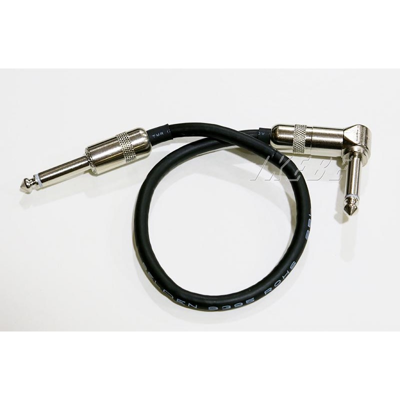 ■商品紹介Switch Craft社のプラグとBeldenの#9395ケーブルを組み合わせた15cm ショートS/Lシールドです。#9395は、中域特性に優れ、ソリッドでタイト、エッジに富んでおり、音抜けが良いモデルです。ロックなサウンドでボリューム感を出したい方には、特にオススメです。ループスイッチャーなどへの組み込みにも便利な＃380 ショート・ストレートプラグ使用です。※画像は30cm SS/Lの画像を流用しております。ご了承ください。 【※ご注意ください※】在庫切れの際は納期が2週間程度掛かる場合がございます。予めご了承ください。検索キーワード：イケベカテゴリ_楽器アクセサリ_シールドコード_パッチケーブル_BELDEN_新品 SW_BELDEN_新品 JAN:2500040005808 登録日:2013/06/18 シールドコード ギターシールド シールド シールドケーブル ギターケーブル ベルデン