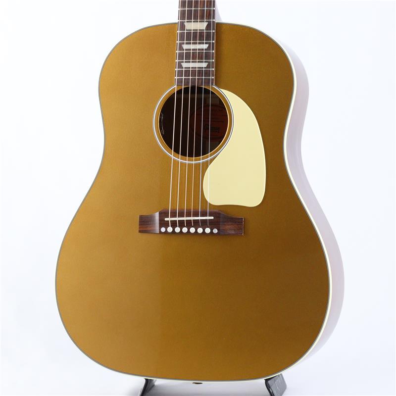 ■商品紹介ギブソン・カスタム限定企画Greatest Hits限定生産となるレギュラーラインナップには存在しない珍しいマテリアルや特別なスペックのモデル達。当店にも極僅少ながら入荷致しました。そのユニークなコレクションの中から特別なJ-45 Gold Topをご紹介させていただきます。ギブソン・アコースティックでのゴールドトツプをどれだけ待ち望んだことでしょう。黄金色のフィニッシュにクリームカラーのティアドロップピックガード、指板のディッシュインレイにクルーソンタイプのペグといったファンとしては文句の付け所のないオーセンティックなスペック。50年代のレスポールを彷彿とさせる激渋なルックスに仕上がっております。やや太めの握り応えのあるネックシェイプも相まって甘くウッディな鳴り感。トップのメタリックフィニッシュの影響か、所謂J-45のジャキっとした歯切れ感は薄い印象で、まさにソープバータイプのP-90がマウントされた56スタイルのレスポールのような非常にまろやかでクリーミーなサウンドです。ピックアップには定番のアンダーサドルピエゾ、L.R.Baggs製Element VTCを搭載。ステージ映え間違いなしなルックスも相まって、ライブユースの方にも即戦力な仕様。滅多に世に出回ることのない希少なカスタムカラー。これほどまでにギブソンファンとしてのハートを熱くさせるJ-45を手にすることに迷いは必要ありません。■仕様詳細Top:Sitka SpruceSide&Back:MahoganyFingerboard:RosewoodNeck:MahoganyScale:628.65mmNut Width:43.81mmPeg:Kluson Type Key StonePU:L.R.Baggs Element VTC付属品：純正ハードケース検索キーワード：イケベカテゴリ_アコースティック・エレアコギター_エレアコギター_Gibson_Round Shoulder_新品 SW_Gibson_新品 JAN:4570156021380 登録日:2026/03/28 エレアコ ギブソン ぎぶそん