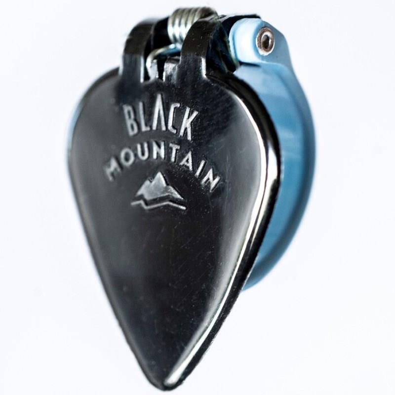 ■商品紹介※お取り寄せ商品※Black Mountain Thumb Pickは、サムピックピッキングだけでなくフラットピッキングにも使えるピックとして開発されました。通常のサムピックのように感じられるだけでなく、フラットピックのようにも感じることができるでしょう。画像の様に、指弾きと、普通のピック弾きを瞬間に切り替えることができます。フィンガースタイルとフラットピッキングを組み合わせて、独自の演奏表現を作りましょう！Light Gaugeはヒンジで1.3mm、傾斜したエッジで先端が.5mmまで先細になっていて、.6〜.7mmのナイロンピックのような感覚です。ギター、ベース、ウクレレ、バンジョー、マンドリン、ラップスチール、ペダルスチール等で使用できます。■特許取得済みのスプリングを使った新技術従来のサムピックと比較していくつかの利点があります。・スプリングを使用することで、ピックを柔軟に操作できるため、通常のフラットピックのように感じることができるでしょう。・親指リングで固定することで、快適さと安定性のバランスを作ります。※親指リングが可動する事で、小さなサイズ〜大きなサイズの親指にフィットします。■ライトゲージ■右利き用※1枚単位での販売となります。※一部画像は他仕様のものを使用しております。Made in CANADA※3点セットになります検索キーワード：イケベカテゴリ_楽器アクセサリ_ピック_BLACK MOUNTAIN PICKS_新品 SW_BLACK MOUNTAIN PICKS_新品 JAN:4580633372546 登録日:2025/08/06 ピック ギターピック