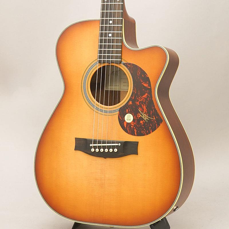 ■商品紹介近年人気急上昇中！！オーストラリアの老舗ブランド「Maton Guitars」！！世界最高峰アコースティッギタープレイヤーと言われるTommy Emmanuelが長年愛用を続けるブランドとして有名なメイトン。メイトンではレアなバーストカラー(Vintage Amber Burst)で仕上げられたEBG808C NASHVILLE（ナッシュビル）！！AAグレードのスプルーストップ、Aグレードのブラックウッドサイド＆バック、エボニー指板＆ブリッジのウッドマテリアルとなっております。サイドバックのブラックウッド材はオーストラリア原産の材木となり、同じアカシア属のコアによく似た特性を持っていますが、こちらはより中低域がふくよかで豊かなサスティーンが得られる材となっております。ボディサイズは、000と00の中間サイズに、胴厚が4-3/4インチの深胴仕様となり、コンパクトで抱えやすいボディでありながらしっかりとした音圧とふくよかな低域を実現しています。絶妙なネックグリップとテンション感によって得られるプレイアビリティの良さは「まるで手に吸い付くような感覚」と表現され、ステージングでの大きなアドバンテージとなってくれる事でしょう！搭載されているピックアップシステムは、メイトンオリジナルのアンダーサドルピエゾとコンデンサーマイクをブレンド出来るデュアルシステム「AP5 Pro」！！アンダーサドルピエゾには「パラスティックタイプ」と言われる、各弦に対し独立したポールピースを持つピエゾピックアップが採用されております。それぞれの弦振動をダイレクトにキャッチ出来ますので、ピエゾピックアップのみでも分離感がありナチュラル、且つパワーのある出力が得られております。この高性能なピエゾピックアップに対しコンデンサーマイクをブレンドすることによって、アコギ本来の生々しい空気感を持たせ、「迫力とエアー感」を両立させた素晴らしいラインサウンドを実現。このコンデンサーマイクはグースネックで動かせる仕様となっており、狙ったサウンドやハウリングポイントによって微調整出来る点も大変嬉しいポイントです。また、コンデンサーマイクの弱点であるハウリング対策として低域にフィルターを掛けておりますので、バンドの大音量の中でもハウリングが起こりづらく、快適にお使い頂けます。プリアンプ部分では、ピエゾとマイクそれぞれのボリュームと全体の音量を決めるマスターボリューム、3バンドEQのコントロールが可能。この唯一無二の高性能システムは、ソロ・バンドスタイル問わず、多くのアーティストから絶大な信頼と評価を得ております。プレイアビリティ・ラインサウンド・生鳴りの良さ...　ここまで三拍子揃ったハイクオリティなギターを作るブランドは中々ございません！！自宅の練習からステージ上まで...　あなたの頼もしい相棒となってくれる事でしょう。是非この機会にお求めくださいませ！！■仕様詳細-SPEC-Top : Solid Spruce (AA Grade)Side & Back : Solid Blackwood (A Grade)Neck : Queensland MapleFingerBoard : Streaky EbonyBridge : Streaky EbonyBracing : Scalloped X BracingNeck Width at Nut : 44.1mmScale Length : 647.7mm (25.5)Tuning Machine : Gold Grover RotomaticPickUp : AP5 ProFinish : Satinハードケース付属検索キーワード：イケベカテゴリ_アコースティック・エレアコギター_エレアコギター_MATON_新品 SW_MATON_新品 JAN:4582349873553 登録日:2026/08/08 エレアコ メイトン