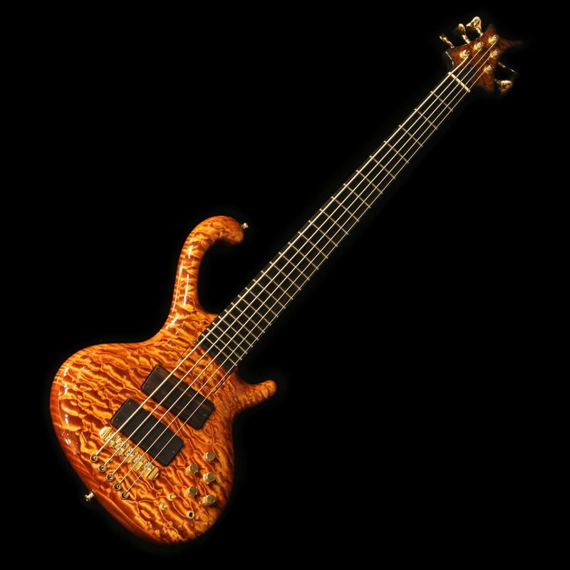 ■商品紹介【預かり代行販売 (委託中古品) 】質実剛健でありながらアートとしての評価も高い、Ritterのお買い得USEDが登場！高度な木工技術と類稀な芸術センスを持ち合わせたドイツの製作家、イェンス・リッターが製作するRitter Instrumentsの作品は、楽器としての機能性を破綻させることなく、モダンアートの手法をエレクトリックベースのデザインに取り入れており、そのどれもがユニークで高い芸術性を持った楽器でありながらも机上のデザインに終始することなく、純粋に楽器としての優れたバランスとサウンドを考慮して設計されています。振動エネルギーのロスを少なくし、優れたレスポンスとサスティーンを確保している、ユニークな10点留めのマルチスクリュー・ネックジョイントや、3次元的にあらゆる方向に調整可能なオリジナル・ブリッジ、強力なレアアース・マグネットを使用したオリジナル・ピックアップなど、随所に彼の並々ならぬ創作意欲と探究心を感じずにはいられない様々な工夫がなされています。ボディの塗装には、キルト・メイプルの杢目がよく映えるLate Loungeカラーが採用されており、グロス・フィニッシュと相まって、ゴージャスさの中にも洗練された気品のある佇まいに仕立てられています。コンディションとしては、ボディ底面部に打痕傷やボディバックに小さな凹みがちょこちょこと数点、各部に軽い擦り傷散見されますが、それ以外には塗装チップや演奏上問題のあるダメージ等はなく軽い使用感程度で、全体的には綺麗な状態が維持されています。弦高は構造上ローアクションには設定出来ませんが弾き辛さも特になく、その他、トラスロッドの効きやフレット、電気系統などの機能面についても問題なく現状良い状態が保たれています。サウンドや実用性はもちろんですが、芸術的なルックスも楽器の魅力の一つではないでしょうか。リッター作品を入手する絶好のチャンスです！ぜひお見逃しなく！■仕様詳細＜付属品＞ オリジナル・セミハードケース、ファイル＜スペック＞■Body: Quilted Maple Top， Flamed Maple Back■Neck: Maple (Bolt-on)■Fingerboard: Ebony■Scale/Frets: 35 Inch / 24F■Color: Late Lounge■Finish: Transparent High Gloss■Pickups: Ritter MASTER Triplebucker■Circuit: Ritter Master Parametric■Bridge: Ritter 3D / B1 String Attachment■Tuners: Ritter BT (Custom made by Gotoh)■Controls: Master Vol(Pull-PreampThru)， PU Blend， Passive Tone， Treble， Middle， Bass， Mid-Frequency■Weight: ≒4.2kg検索キーワード：イケベカテゴリ_ベース_エレキベース_変形ベース_Ritter_ユーズド SW_Ritter_ユーズド JAN:2500030042127 登録日:2025/06/04 エレキベース リッター