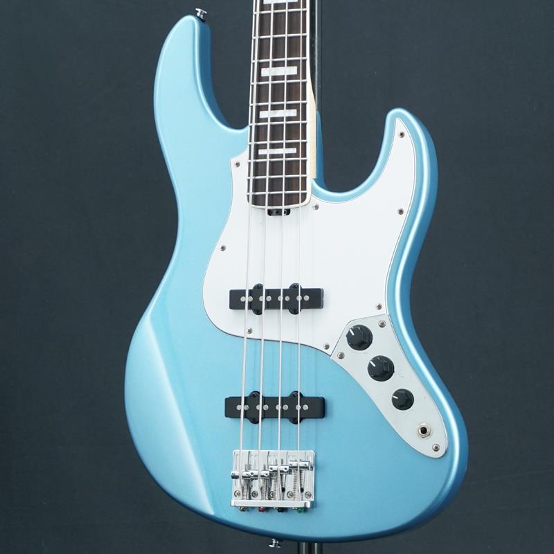 ■商品紹介GrassrootsよりフラグシップモデルAMAZE！ボディは定番のアルダー、ネックはハードメイプル/ローズ指板の組み合わせでブロックポジションと白バインディングが巻かれています。ボディは一般的なJBタイプよりもスリムになっており、高いプレイアビリティとなっております。スケールはベースでは一般的なロングスケール。ブリッジはトラディショナルなタイプですが、弦をボディバックからも張る事が可能で、お好みのテンション感でお使いいただけます。シンプルな2ボリュームとトーンのコントロール構成となっており、トーンは引き上げることで両ピックアップがシリーズ接続されて、疑似的なハムバッカーになりパワフルなサウンドもお楽しみいただけます。細かな擦り傷や僅かな打痕がございますが、演奏上問題無くお使いいただけます。トラスロッドの余裕もあり、ネックコンディションは良好です。Weight≒4.05kg付属品：汎用ギグケース検索キーワード：イケベカテゴリ_ベース_エレキベース_JBタイプ_Grass Roots_ユーズド SW_Grass Roots_ユーズド JAN:2500030818791 登録日:2026/01/10 エレキベース グラスルーツ