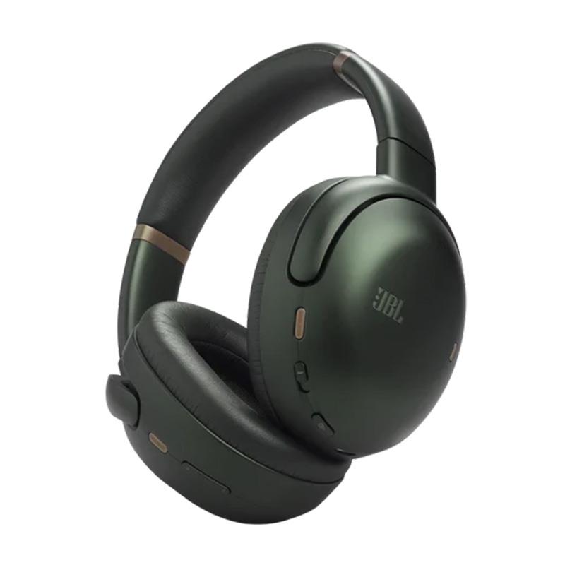 ■商品紹介商品型番：JBLTOURONEM3GRN【製品の特長】JBL Tour One M3は、最高のサウンドと多くの機能を提供するオーバーイヤーヘッドホンです。内蔵DACで、ロスレスオーディオの世界をお楽しみください。またはBluetooth経由でハイレゾオーディオにワイヤレス接続します。ヘッドトラッキング機能を搭載したJBL空間サウンドにより、映画やモバイルゲームの没入感がさらに高まります。新ハイブリッドノイズキャンセリングにより、周囲のノイズをリアルタイムでカット。仕事やお気に入りのプレイリストに集中できます。JBL Headphonesアプリにより、サウンドをカスタマイズしてコントロールするなど、様々なカスタマイズが可能です。●JBL Proサウンド搭載ハイレゾオーディオ40mmマイカドームドライバーが精細なサウンドを実現。深みのある低音、バランスの取れた中音、クリアな高音を再現します。内蔵デジタル/アナログ変換器（DAC）により、付属のUSB Type-Cケーブルを使用して多くのデバイスから歪みの少ない、正確で高品質のロスレスサウンドを楽しむことができます。ヘッドホンジャックに3.5mmケーブルを接続して有線で使用することもできます。LDAC対応で、かつてないほどにスタジオクオリティに近い繊細なハイレゾオーディオ体験を提供し、従来のBluetoothオーディオの約3倍のデータを送信して優れた24ビットサウンドを実現します。柔らかいイヤーパッドが長時間使用にも快適なフィット感を保証します。さらに、パッシブノイズキャンセリング効果により、より高い静寂と最高の没入型オーディオ体験を実現します。●リアルタイム補正機能付きアダプティブノイズキャンセリング 2.0風や街の騒音、ノイズをすべて解消。8つのマイク（各イヤーカップに4つのマイク）が周囲の騒音をリアルタイムで拾い、自動的に逆相を返すため音楽以外の音はほとんど聞こえません。または、周囲に耳を傾けていたい場合は、JBLヘッドホンアプリのアンビエントアウェアやトークスルー機能を利用して、聴きたい音を聴きたい時に選ぶことができます。●ヘッドトラッキング付き没入型JBL空間サウンド次世代JBL空間サウンドは、音楽、映画、ゲームなどのコンテンツをこれまで以上に没入感のある自然でリアル、かつ正確なサウンドを提供します。あらゆるステレオコンテンツのディテールを処理し、反射や残響信号を生成。さまざまな周波数範囲で多様なパラメータを適用することで、より現実的なリスニング体験が創造されます。そして、新たにヘッドトラッキングが搭載されたことにより、頭の角度を変えても音が空間に常に固定され、没入型リスニングに新たなリアリズムが加わります。●ビームフォーミングテクノロジー搭載、4つの通話用マイクすべての通話や会議が対面して会話しているように聞こえます。AIアルゴリズムを搭載した4つのアダプティブビームフォーミングマイクは、環境をモニタリングしてすべての方向からのエコーと周囲ノイズの両方をインテリジェントに排除します。JBLアプリを使用して、相手への自分の声の聞こえ方や相手の声の聞こえ方をカスタマイズしたり、声が大きな人のボリュームを和らげたり、声が小さな人のボリュームを上げたりすることができます。また、ボイスアウェアを使用して、通話中に自分の音声をどのくらいのボリュームで聞くかをコントロールすることができます。JBL Tour Pro One M3はZoom認証も取得しています。●最大再生時間約70時間1週間働いている間も、接続をそのままに。一度の充電で最大約70時間*の音楽再生と通話をお楽しみください。急速充電対応でわずか5分の充電でさらに約5時間お楽しみいただけます。 （*ANCをオンにして聴く場合は40時間）●アプリで自在にコントロール耳にするものをすべてコントロール可能。JBL Headphonesアプリを使用して、サウンド体験と通話を完全にカスタマイズし、あらゆるソース（Bluetoothまたはケーブル接続）からすべての機能を操作できます。●Google Fast Pair対応ワンクリックするだけでAndroidデバイスとペアリングすることができます。二度目以降の接続ではGoogle Fast Pairが自動的に対応します。●スマートオーディオおよびビデオオーディオと動画の最高の組み合わせを。JBL Headphonesアプリを使用すると、Bluetooth設定をコンテンツに合わせて最適化。音楽もテレビ/映画/動画のストリーミングも、楽しく快適に楽しむことができます。●スマートトークスマートトークは、声を感知するとトークスルーモードに切り替わり、音楽の再生音量を下げて周囲の音を取り込むので、一時停止ボタンを押すことなく会話を楽しむことができます。JBL Headphonesアプリで調整も可能です。●LEオーディオ＆AuracastでオーディオをストリーミングBluetooth5.3 LEは、消費電力を抑えながら複数の独立したオーディオストリームを同期できます。マルチポイント対応で最大2台のBluetoothデバイスを同時にペアリングし、簡単に切り替えることができるため、電話を逃すことがありません。また、Auracast機能を搭載。将来的にはジムのエンターテイメント、空港のアナウンス、テレビ、ゲーム機など、Auracast対応の他のソースからコンテンツを受信することが期待されます。●Personi-Fi 3.0JBL Headphonesアプリでテストを受けるだけで、ヒアリングプロファイルをカスタマイズできます。次に、12バンドEQと個別のL/Rバランス最適化を使って、全周波数域を使用した理想的なサウンドを作り上げます。新しいUIとアルゴリズムにより、Personi-Fi 3.0の精度はかつてないほど向上しています。●Google Audio Switch対応Android Bluetooth デバイスから別のデバイスにシームレスに切り替え。タブレットでビデオを観ている時でもスマートフォンの通話にすぐに移ることができます。【製品の仕様】仕様一覧ドライバ（mm）40Number of Microphones10オーディオ仕様感度(dB)122再生周波数帯域10 Hz - 40 kHzインピーダンス(Ω）18サイズオーディオケーブル長さ(m)1.2重量（g）278ヘッドホンケーブル長さ（cm)120高さ(センチ)9.98横(センチ)7.8イヤーカップ内径高さ（センチ）6.4イヤーカップ内径幅（センチ）4.2幅 (センチ)1.95コントロール及び接続仕様Bluetoothバージョン5.3Bluetoothトランスミッタ周波数帯域2.4 GHz - 2.4835 GHzBluetooth プロファイルA2DP V1.4， AVRCP V1.6.2， HFP V1.8Bluetooth送信機の変調π/4-DQPSK， 8DPSKBluetoothトランスミッター電源10 dBm (EIRP)バッテリー充電時間（時間）2最大再生時間（ ANCオフ時/時間/完全ワイヤレスはイヤホン本体の場合）70最大再生時間（ANCオン時/時間/完全ワイヤレスはイヤホン本体の場合）40連続通話時間（時間）38最大再生時間（時間70特徴Spatial Sound有Voice Aware有トゥルー・アダプティブ・ノイズ・キャンセリング有折りたたみ可能有Speed charge有アンビエントアウェア機能有内蔵マイク有キャリングケース有脱着可能ケーブル有ハンズフリーコール有マルチポイント機能有トークスルー機能有タッチコントロール機能有ワイヤレス有充電ケーブル有JBLオリジナルのプロ・サウンド有Auracast対応有急速充電有オーバーイヤー有充電可能バッテリ有Bluetooth有JBL Headphone App有イヤーカップ搭載リモコン有Smart Talk有自動プレイ/ポーズ機能有■同梱物JBL Tour One M3×1USB Type-C to Type Cケーブル×1USB Type-C to アナログ3.5mmケーブル×1USB Type-C to Type-Aアダプタ×1専用キャリングケース×1保証書／警告に関する説明カード×1（W / ！）QSG/安全シート×1（S / i）※ご購入いただいた製品を長く安心してご利用いただくため、 JBL国内サイトでの製品登録（無料）をおすすめしています。※詳細な製品仕様はメーカーサイトをご確認お願い致します。※ご使用前にご利用環境や動作状況などを予めご確認の上、ご購入をお願い致します。※商品の仕様、価格並びに付属品などは予告なく変更することがあります。#ジェービーエル #ジェイビーエル検索キーワード：イケベカテゴリ_レコーディング_ヘッドフォン・イヤフォン_ワイヤレスヘッドフォン_JBL_新品 SW_JBL_新品 JAN:4968929231140 登録日:2026/06/05 ジェービーエル