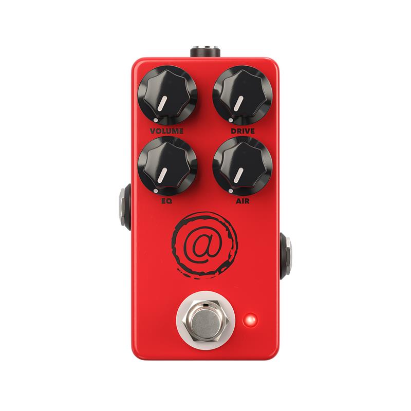 ■商品紹介「@」誕生秘話 - Andy Timmonsが選んだ100Wサウンド2016年、JHS PedalsはAndy Timmonsのシグネイチャー・オーバードライブ「AT」を発表した。きっかけは2013年、Andyが愛用のブティックアンプの歪みチャンネルよりもJHS Angry Charlieをリード用のメインチャンネルとして使い始めたこと。その後NAMMでの出会いから開発が進み、「AT」（愛称 @）が誕生した。AT MINIは、そのオリジナルV1回路をそのまま踏襲し、Andy本人が愛用する「100Wモード」に固定したコンパクト版。トグルスイッチを廃し、よりオープンで音量があり、アンプライクなクランチ感を持つ、Andy本人が実際に使用している設定のみを搭載する。大音量のスタックアンプの前に立っているかのような、パンチ・サチュレーション・本物のブリティッシュ・ディストーション・サウンドを求める人に最適な一台。AT+との違いAT MINIは、既存モデル「AT+」と同じAndy Timmons回路をベースにしたコンパクト版。以下の2点でAT+と差別化されている。・ワット数切替(25W/50W/100W)を廃し、100Wモードに固定(トグルスイッチなし)・フットスイッチ式の独立ブースト・チャンネルを省略回路とコントロール(VOLUME/DRIVE/EQ/AIR)自体はAT+と同一。25W/50Wモードや独立ブーストが必要な場合はAT+をご検討ください。■仕様詳細■コントロールVOLUME：出力音量をコントロール。DRIVE：歪みとゲイン量をコントロール。ハイゲインなブルースから轟音ディストーションまで幅広くカバー。EQ：ハイパスフィルター。右に回すほど明るく、左に回すほど暗いトーンに。AIR：アンプのプレゼンス・ノブに相当。右に回すほど明るく、左に回すほど暗い高域感に。使用アンプとの相性を微調整できる。■ 仕様スイッチング：トゥルーバイパスコントロール：VOLUME / DRIVE / EQ / AIR（4ノブ）回路：AT+と同一のV1回路、100Wモード固定入出力 ：INPUT：1/4(右)／OUTPUT：1/4(左)電源：DC9V〜DC18Vセンターマイナス、消費電流10mA（9V／18Vどちらでも使用可）サイズ ：49.8mm × 99.8mm × 30.7mm（幅 × 長さ × 高さ）製造 ：MADE IN USA検索キーワード：イケベカテゴリ_エフェクター_ギター用エフェクター_歪み系_オーバードライブ_JHS Pedals_新品 SW_JHS Pedals_新品 JAN:0810209870126 登録日:2026/09/16 エフェクター コンパクトエフェクター ストンプボックス