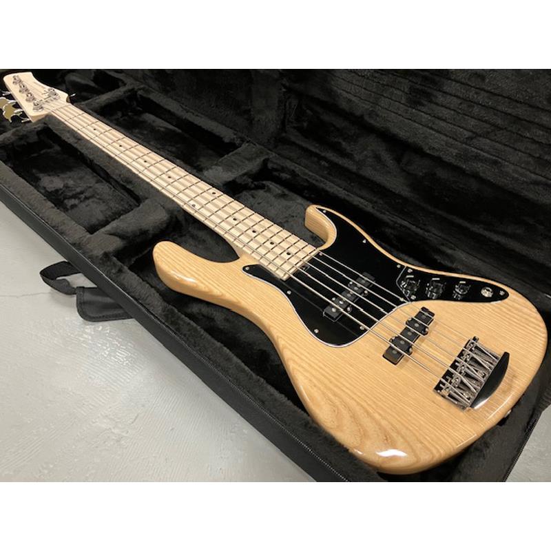 ■商品紹介ボディ、ネックの精緻な組み込みによって生み出される、楽器本来の「鳴り」をスポイルすることなく電気信号に変換する新開発のピックアップを搭載した、ベーシスト待望の Hermes PASSIVE シリーズが誕生しました。Kikuchi の匠を余すことなく、より多くのプレイヤーが手に取れるよう製作される Hermes日本を代表するルシアー菊地嘉幸氏が、世界的な現代の名工 Roger Sadowsky の下を訪れてから 30 年の節目に、Kikuchi Guitars は誕生しました。Sadowsky イズムを正確無比に受け継ぎながら深めた楽器への造詣を、余すことなく体感することができます。シンプルなコントロールを組み合わせることにより、パッシブならではの包み込むようなウォームで素直なトーンを生み出す新開発のピックアップ。ピッキングのニュアンスをスポイルすることなく拾い上げ、グルーヴ溢れるプレイからスラップのようなパーカッシブな奏法まで、プレイヤーの個性を最大限に引き出します。SadowskyやThree Dots Guitarsでの知識や経験を集約した、菊地氏の集大成とも言えるブランド「Kikuchi Guitars」の、世界クラスのサウンドとプレイヤビリティを是非お試しください。- Neck -最適な楽器の鳴りや演奏時の重量バランスを生み出すよう、ネックは強度を高め、ヘッドは厚みを持たせました。一般的な J スタイルよりも細くしたナット幅と、耐久性と演奏性を求め適度に厚みを残し、握りこみ易くしたネックグリップにより、ローポジションからハイポジションまで、そしてネック幅のワイドな5弦のミュートもスムーズに演奏することができます。また、ニッケルフレットの中でも硬度の強いフレットを採用することで、フレットを押さえた時に発生するノイズを減少させ、ニッケルフレットでありながらもパンチのあるサウンドを生み出します。フレット数は、幅広い音楽ジャンルに対応できるよう 22F を採用しました。極端なツバ出し加工も行わず、ネックジョイント位置をよりブリッジ側へ深く設計することで 21F ベースのようなフィールで演奏することができます。様々な奏法や音楽ジャンルにも対応できるよう、弦高がどのフレットポジションでも均一にセットアップされているため、力強いピッキングにはパワフルに、そして優しく撫でるようなフィンガリングには温かく包み込むような優しいトーンを奏でます。- Body-日本人の体形でもストレスなく演奏できるようボディ形状をリデザインしたディンキーシェイプを採用。裏パネルザグリの無いボディは、木材が生み出す自然な鳴りをより増幅させてくれます。MV モデルは Ash 材を採用。Maple 指板の軽快で歯切れの良いトーンに加え、乾いたパンチのあるトーンが特徴です。- Hardware -Custom Series に採用されている、軽量かつ操作性抜群の Hipshot パーツを各部に配置、木材の特性をストレートに伝えよりナチュラルな響きを生み出します。- Pickups-Passive モデル専用として新開発されたピックアップは、音の分離感と自然な暖かさを持つヴィンテージフィールなトーンを基本として設計されました。5弦でも音のつながりが犠牲にならないよう、音量やトーンバランスを調整して設計しています。- Controls-2 Volume、1 Toneと極めてシンプルな仕様は、ピックアップが拾い上げたサウンドを余すことなく自然にアウトプットまで伝えます。それぞれのボリュームバランスを調整する事で幅広いトーンバリエーションを生み出すこと可能です。■仕様詳細Model : 5stBody : Ash 2-Piece (Solid)Neck : Maple， Thin Matte NitroFingerboard : MapleFingerboard Radius : 12″ (305R)Nut Material : TusqNut Width : 5st：46mmFret : DHP24H， 22FScale : 864mm (34″)Body Finish : PolyHardware Color : ChromeBridge : Hipshot 19mm SpacingTuner : Hipshot License Ultra-LightPickups : Original Custom J (5st)Preamp : Kikuchi Guitars Original PreampControls : Volume (Neck)， Volume (Bridge)， ToneBody Color / Pickguard : Natural/ Black セミハードケース付属検索キーワード：イケベカテゴリ_ベース_エレキベース_多弦ベース_Kikuchi Guitars_新品 SW_Kikuchi Guitars_新品 JAN:4571220088018 登録日:2026/03/04 ベース エレキベース キクチギターズ