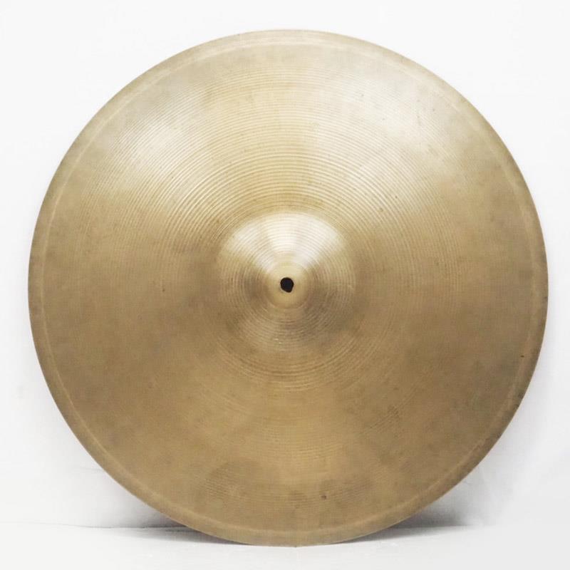■商品紹介【1960代製造と思われるAジルジャン20インチライドシンバルが入荷！】A Zildjian【Bright Full bodied + Natural 〜気取らない成熟感、応用自在〜】ベートーベンからビートルズまで、音楽の歴史と共に歩んできた全てのシンバルの基本、世界で最も愛されるオリジナルジルジャンシンバル。ハイハット・ライド・クラッシュなどのシンバルの呼び名も、このAジルジャンシンバルにネーミングされ現在に至る。まさにコンテンポラリー・ドラミングの歴史そのものがここにある。こちらは1960年代製造と思われる個体で、ウェイトからミディアム・ライドに相当するモデルと推測されます。明るいスティックサウンドと落ち着きのあるトーンを兼ね備え、レガートと共に豊かな倍音が得られます。鮮明で響きのあるカップ音とパワフルなクラッシュサウンドも併せ持ちます。サイズ：20インチ※ヴィンテージ品のため、年代相応のキズや汚れ、サビやキーホールなどがございます。予めご了承くださいませ。検索キーワード：イケベカテゴリ_ドラム_シンバル_ライド_Zildjian_A Zildjian_ユーズド SW_Zildjian_ユーズド JAN:2500190045020 登録日:2026/03/15 シンバル ジルジャン Aジルジャン